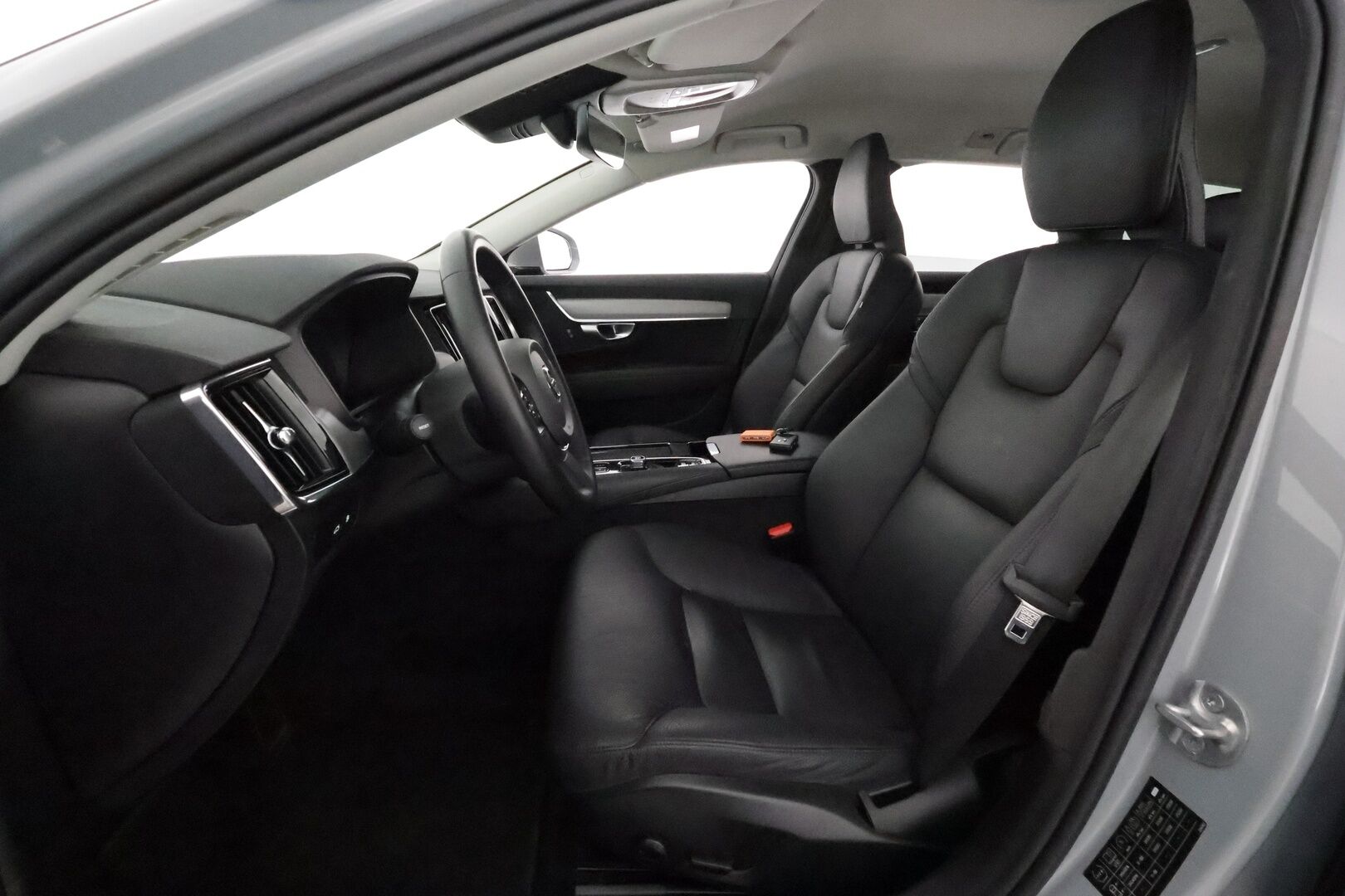 Volvo V90 2024 T6 Long Range AWD Core **Adapt.vakkari / BLIS / Koukku / P.kamera / Full LED / Facelift** - 3,99 % KORKOTARJOUS TÄHÄN AUTOON 31.8. ASTI! - Merkkihuollettu / Penkinlämmittimet takana / Ratinlämmitin / Navi / Mustat nahat 