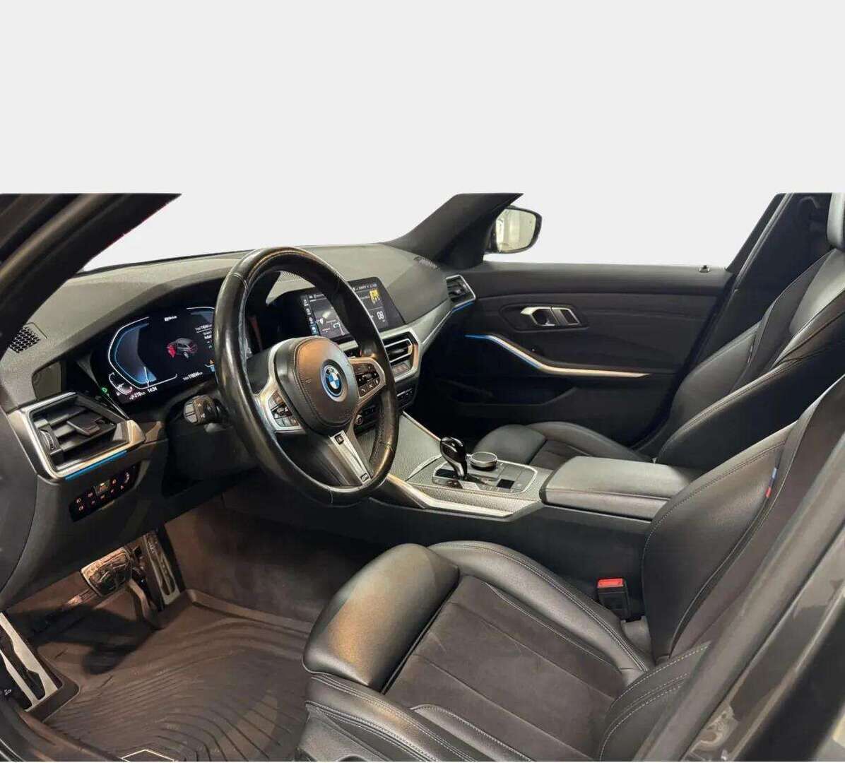 BMW 330 2022 G21 Touring 330e xDrive A M Sport **Adapt.vakkari / P.kamera / Sporttipenkit / LED / Navi** - 3,99 % KORKOTARJOUS TÄHÄN AUTOON 31.8. ASTI! - Kahdet renkaat aluvanteilla / Merkkihuollettu / Nahka-Alcantara / Ratin lämmitin