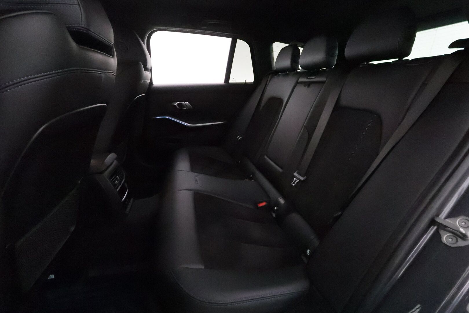 BMW 330 2022 G21 Touring 330e xDrive A M Sport **Adapt.vakkari / P.kamera / Sporttipenkit / LED / Navi** - Kahdet renkaat aluvanteilla / Merkkihuollettu / Nahka-Alcantara / Ratin lämmitin - HULLU BLACKWEEK KORKOTARJOUS 2,49%