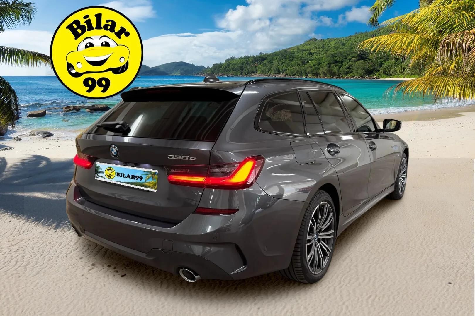 BMW 330 2022 G21 Touring 330e xDrive A M Sport **Adapt.vakkari / P.kamera / Sporttipenkit / LED / Navi** - 3,99 % KORKOTARJOUS TÄHÄN AUTOON 31.8. ASTI! - Kahdet renkaat aluvanteilla / Merkkihuollettu / Nahka-Alcantara / Ratin lämmitin