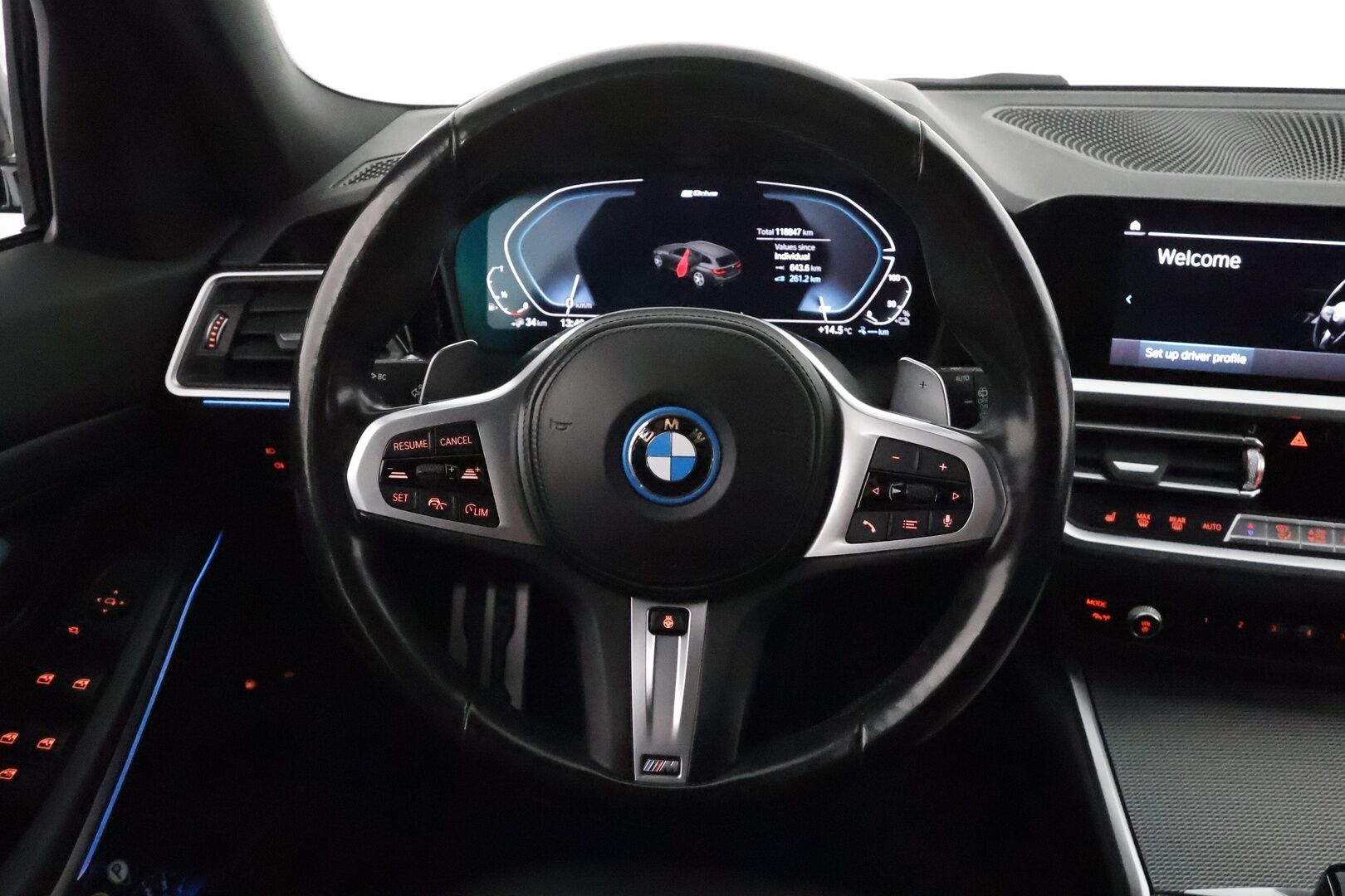 BMW 330 2022 G21 Touring 330e xDrive A M Sport **Adapt.vakkari / P.kamera / Sporttipenkit / LED / Navi** - 3,99 % KORKOTARJOUS TÄHÄN AUTOON 31.8. ASTI! - Kahdet renkaat aluvanteilla / Merkkihuollettu / Nahka-Alcantara / Ratin lämmitin