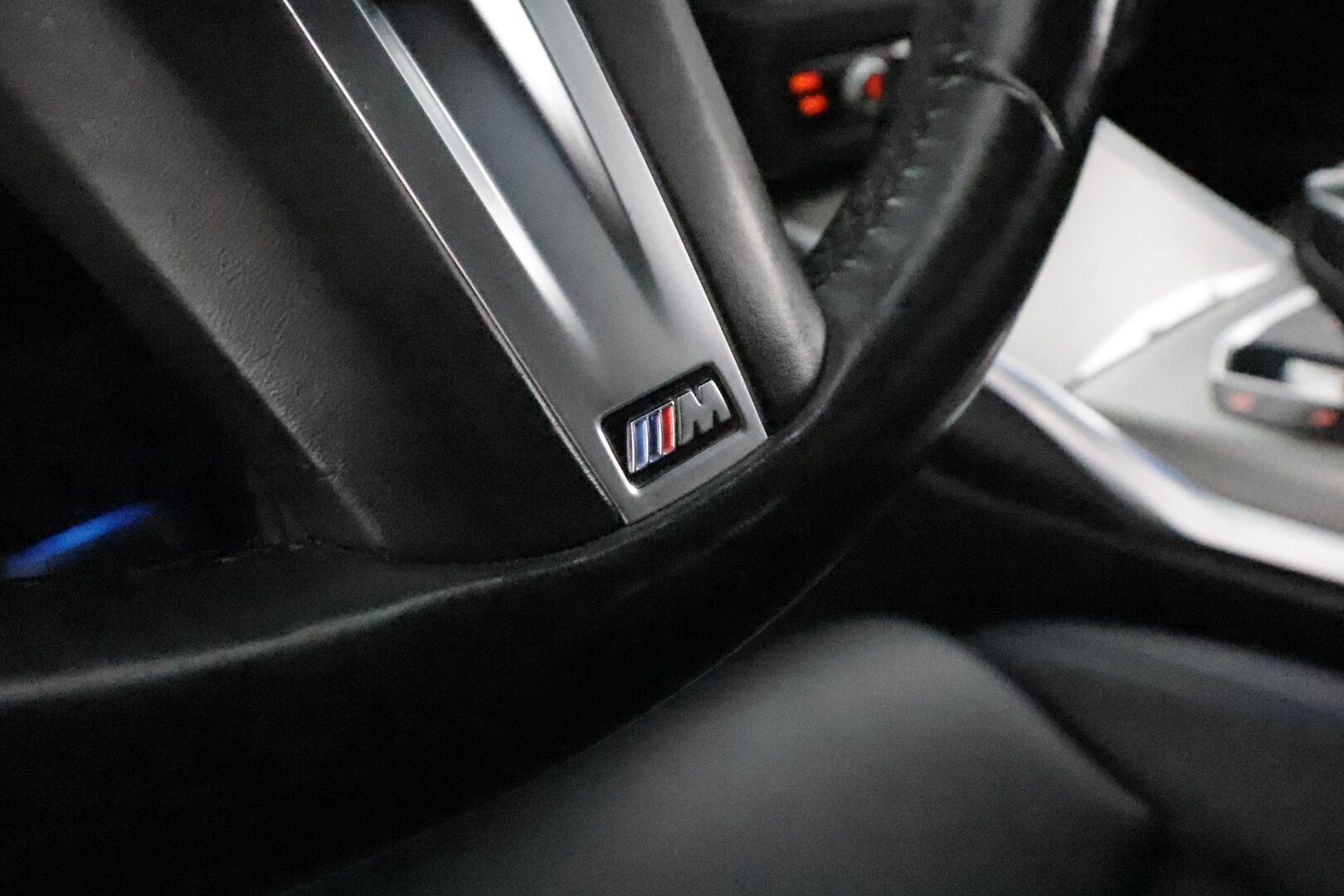 BMW 330 2022 G21 Touring 330e xDrive A M Sport **Adapt.vakkari / P.kamera / Sporttipenkit / LED / Navi** - 3,99 % KORKOTARJOUS TÄHÄN AUTOON 31.8. ASTI! - Kahdet renkaat aluvanteilla / Merkkihuollettu / Nahka-Alcantara / Ratin lämmitin
