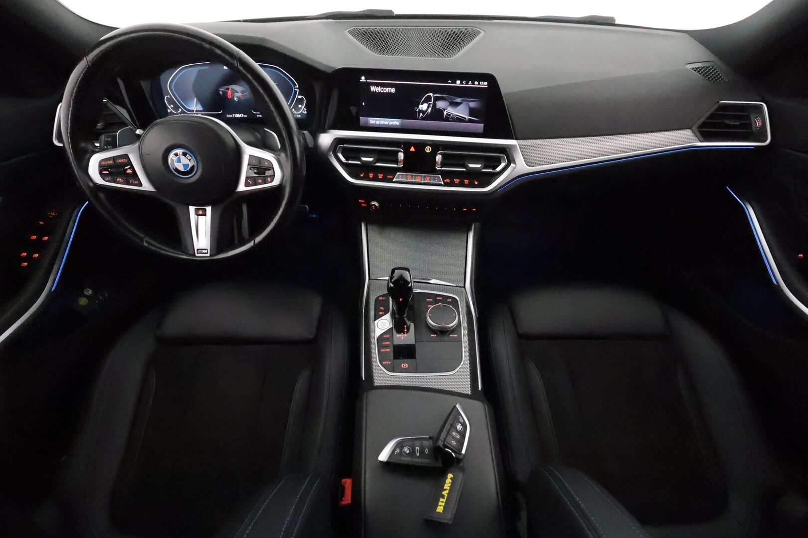 BMW 330 2022 G21 Touring 330e xDrive A M Sport **Adapt.vakkari / P.kamera / Sporttipenkit / LED / Navi** - 3,99 % KORKOTARJOUS TÄHÄN AUTOON 31.8. ASTI! - Kahdet renkaat aluvanteilla / Merkkihuollettu / Nahka-Alcantara / Ratin lämmitin