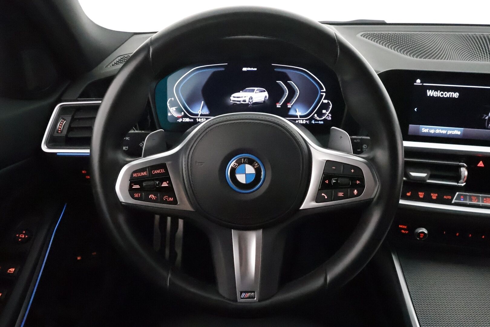 BMW 330 2022 G21 Touring 330e xDrive A M Sport **ACC / HiFi / LED-valot / P.Tutkat / Sporttipenkit / Digimittaristo / Kaistavahti** - 3,99 % KORKOTARJOUS TÄHÄN AUTOON 31.8. ASTI! - Merkkihuollettu!
