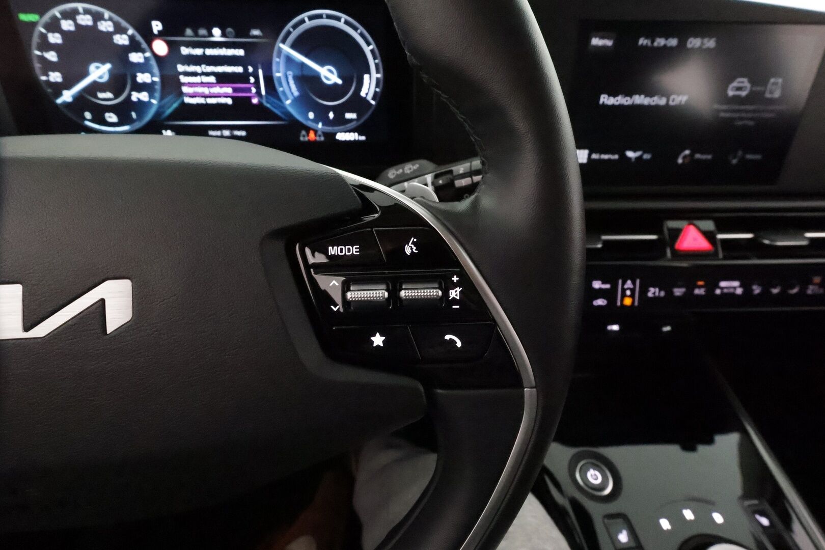 KIA NIRO 2023 204hv EX **ACC / Lämpöpumppu / P.kamera / Digimittaristo / Apple&Android / KeylessGo** - Merkkihuollettu / Akku kuntotarkastettu