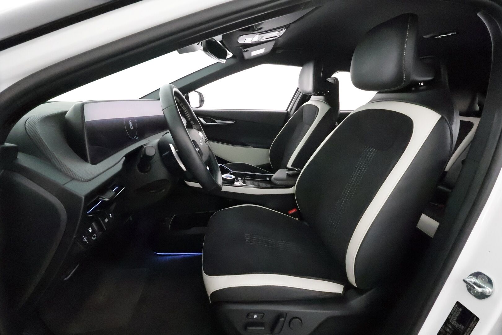 KIA EV6 2022 77,4kWh 325hv AWD GT-Line **ACC / HUD / 360° / Muistipenkki / Widescreen / Koukku / LED / Navi / Meridian / ILP** - Sähköpenkit / Ilmastoidut penkit / Merkkihuollettu / Kahdet renkaat aluvanteilla