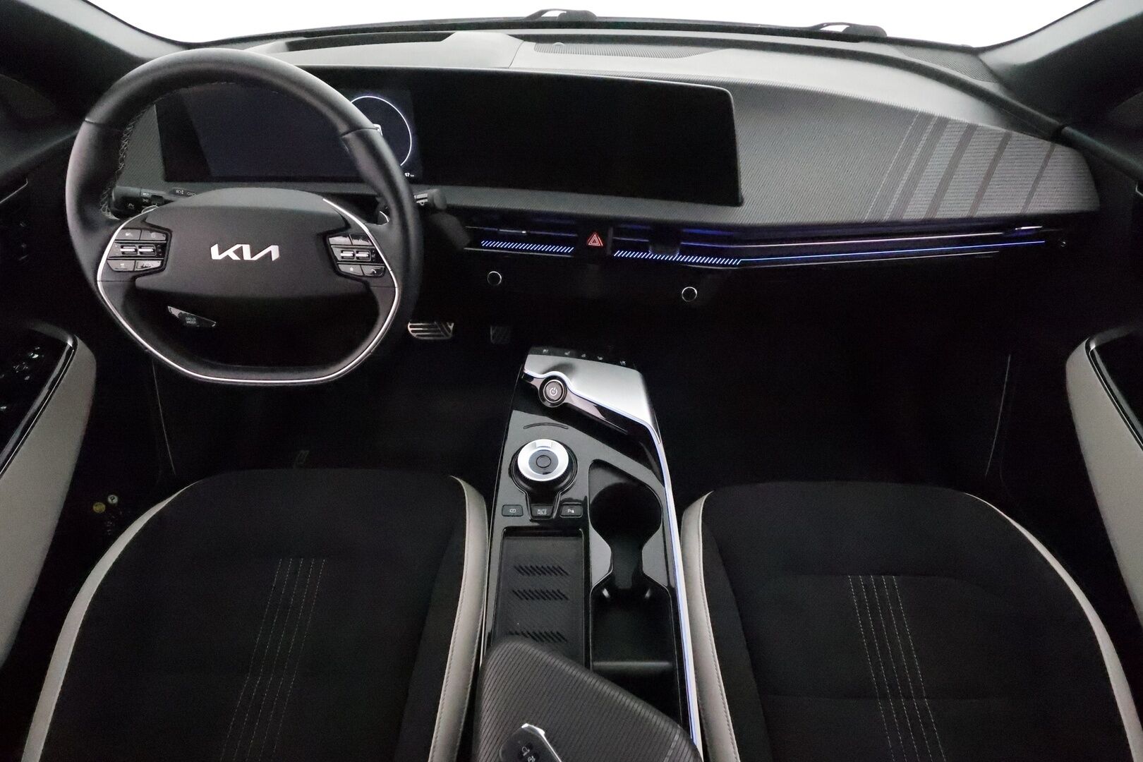 KIA EV6 2022 77,4kWh 325hv AWD GT-Line **ACC / HUD / 360° / Muistipenkki / Widescreen / Koukku / LED / Navi / Meridian / ILP** - Sähköpenkit / Ilmastoidut penkit / Merkkihuollettu / Kahdet renkaat aluvanteilla