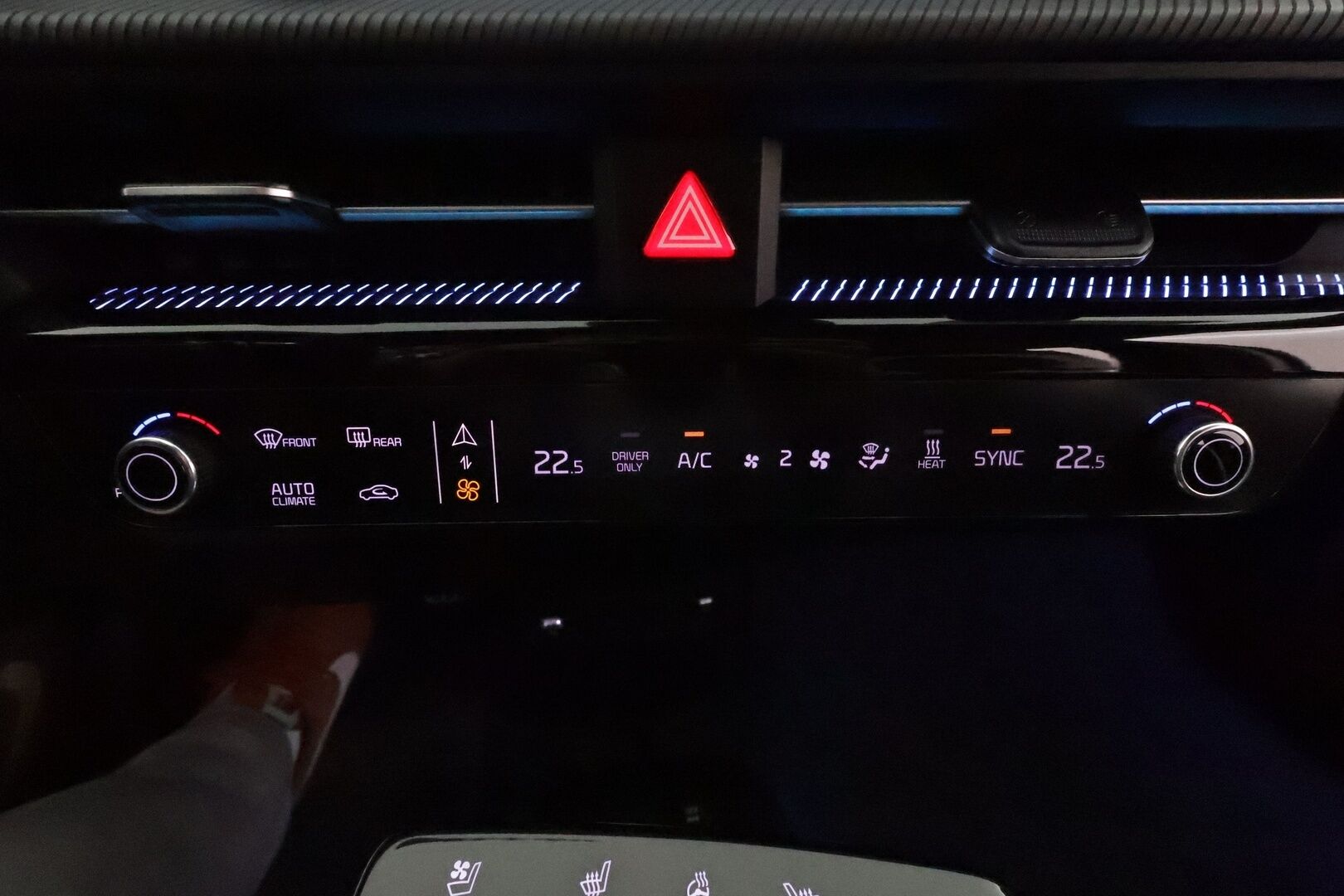 KIA EV6 2022 77,4kWh 325hv AWD GT-Line **ACC / HUD / 360° / Muistipenkki / Widescreen / Koukku / LED / Navi / Meridian / ILP** - 3,99 % KORKOTARJOUS TÄHÄN AUTOON 7.9. ASTI! - Sähköpenkit / Ilmastoidut penkit / Merkkihuollettu / Kahdet renkaat aluvanteilla