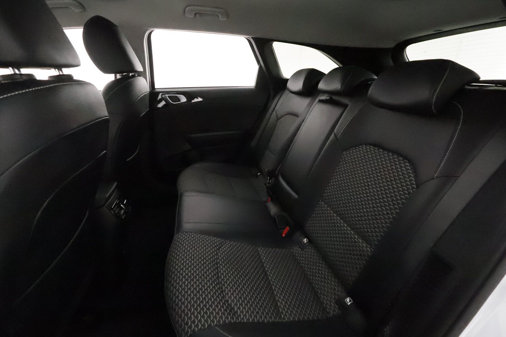 KIA CEED 2022 1,6 GDI Plug-In Hybrid EX SW DCT **Webasto / ACC / P.kamera / Navi / LED / KeylessGo / Koukku** - Puolinahat / Merkkihuollettu / Kahdet renkaat aluvanteilla