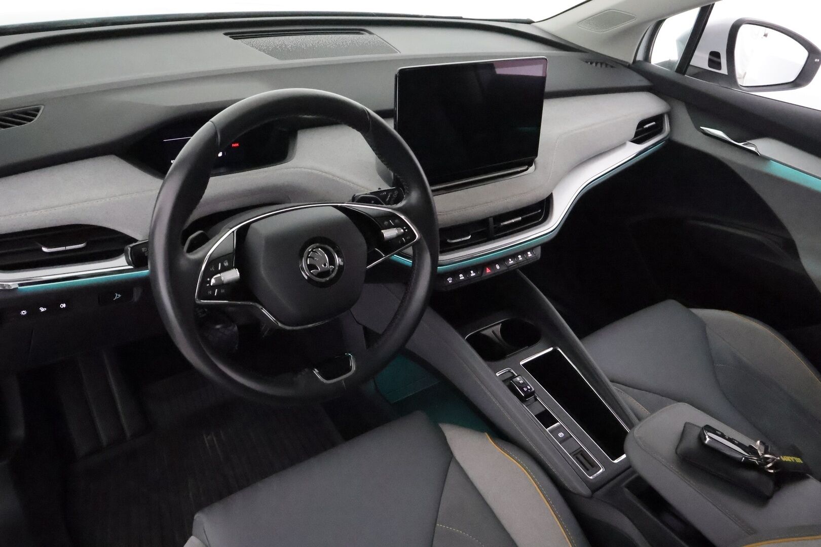 SKODA ENYAQ 2022 82kWh iV80 4X4 Luxury **ACC / ILP / Matrix LED / Muistipenkit / Koukku / P.kamera / Navi / KeylessGo / Nahka-Alcantara** - Merkkihuollettu