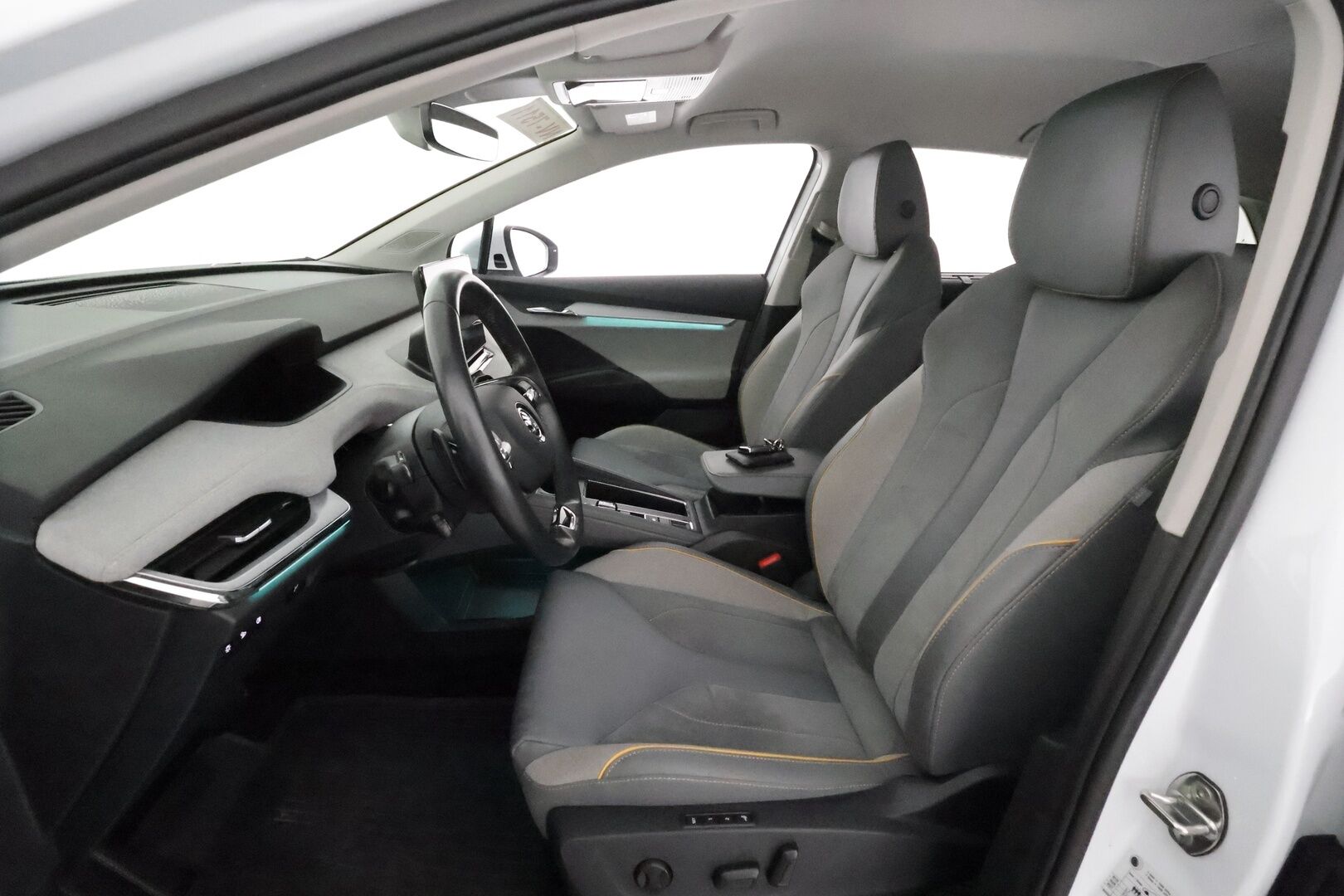 SKODA ENYAQ 2022 82kWh iV80 4X4 Luxury **ACC / ILP / Matrix LED / Muistipenkit / Koukku / P.kamera / Navi / KeylessGo / Nahka-Alcantara** - Merkkihuollettu