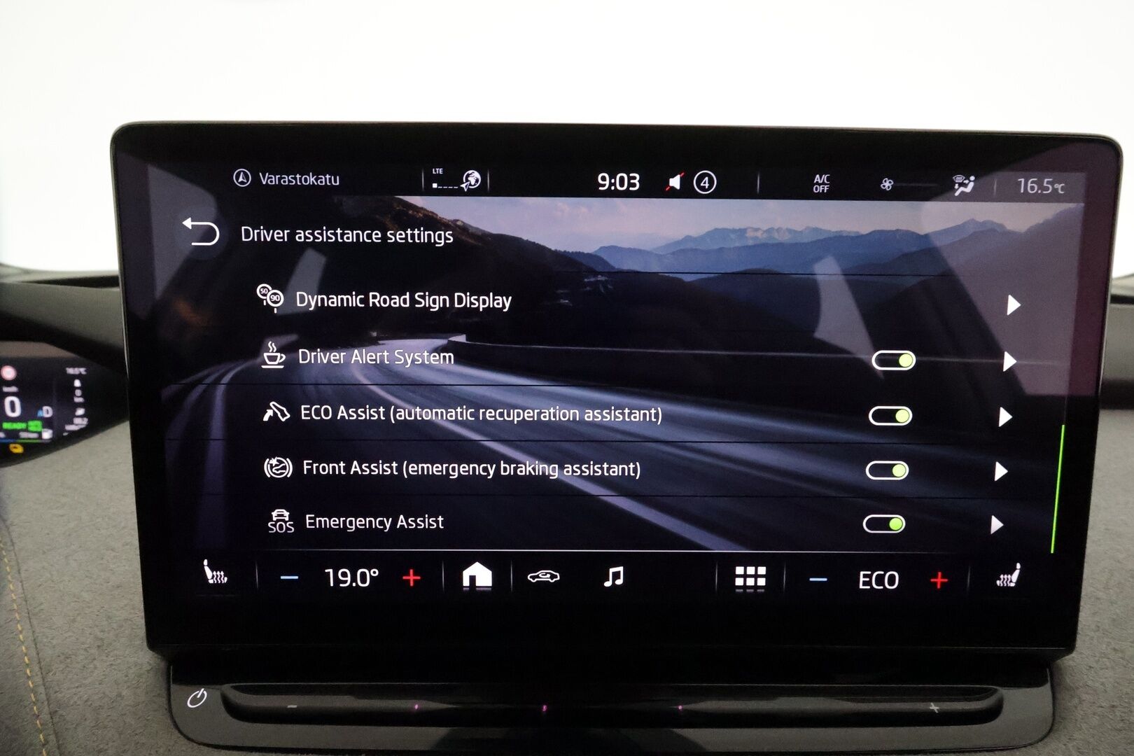 SKODA ENYAQ 2022 82kWh iV80 4X4 Luxury **ACC / ILP / Matrix LED / Muistipenkit / Koukku / P.kamera / Navi / KeylessGo / Nahka-Alcantara** - Merkkihuollettu