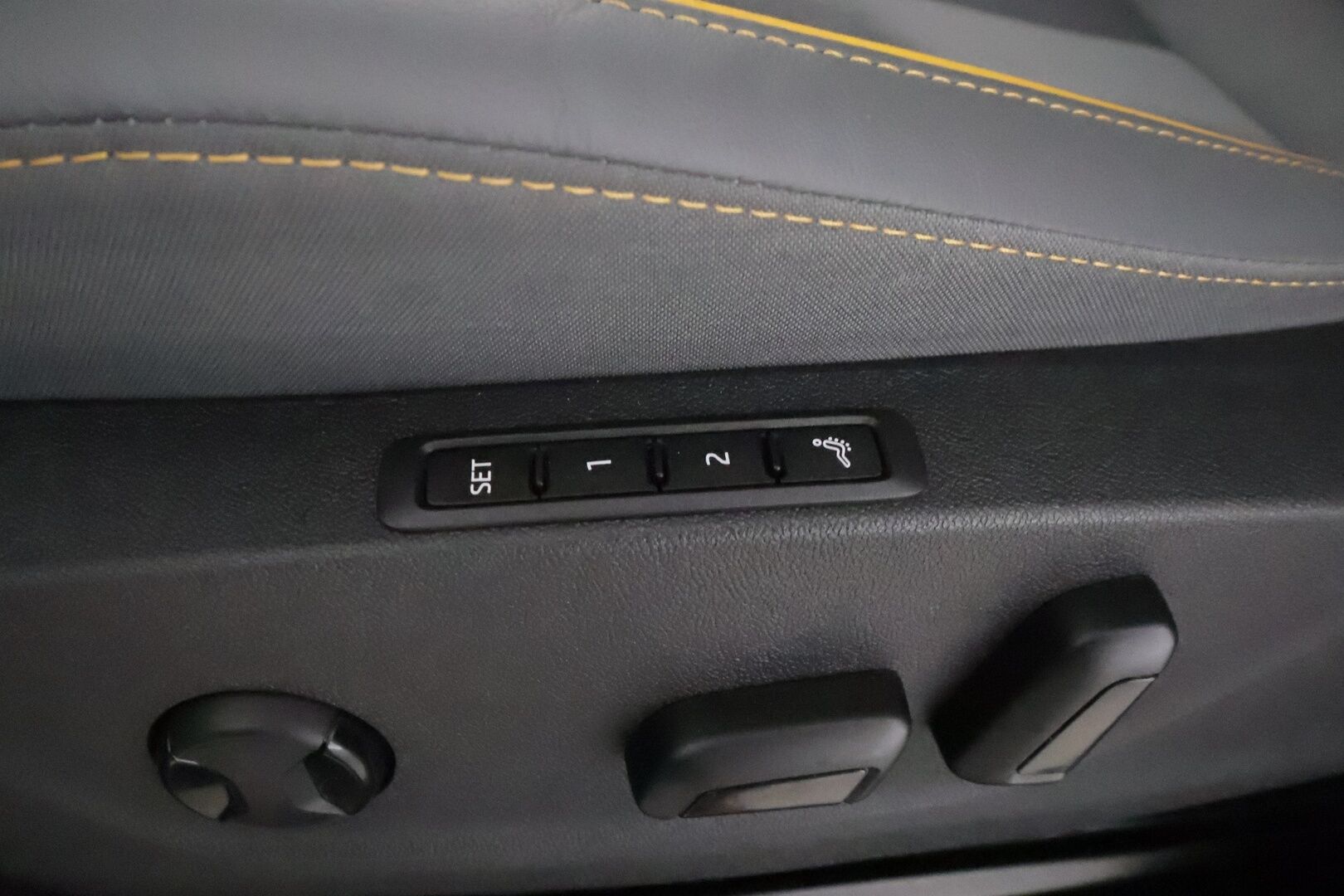 SKODA ENYAQ 2022 82kWh iV80 4X4 Luxury **ACC / ILP / Matrix LED / Muistipenkit / Koukku / P.kamera / Navi / KeylessGo / Nahka-Alcantara** - Merkkihuollettu