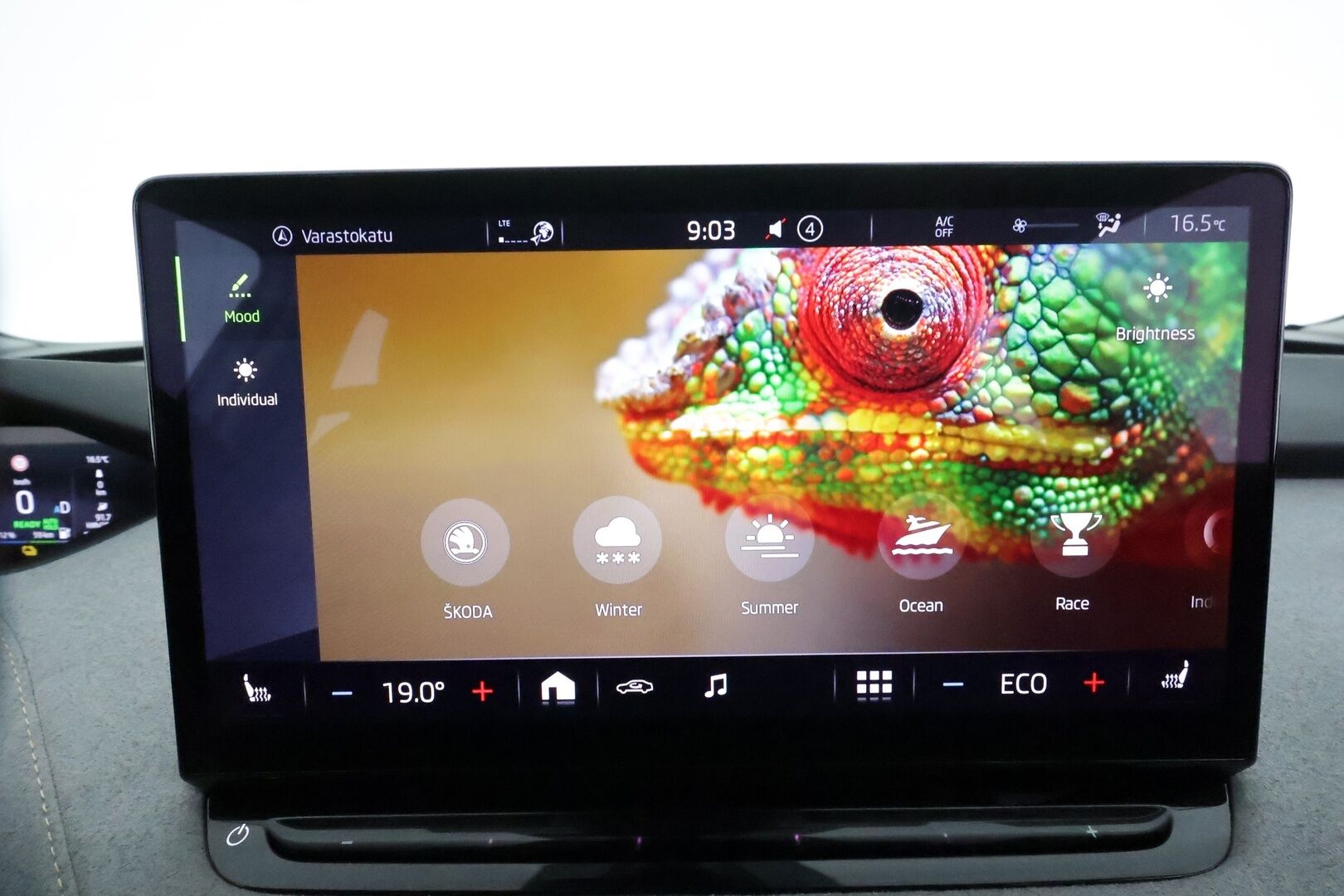 SKODA ENYAQ 2022 82kWh iV80 4X4 Luxury **ACC / ILP / Matrix LED / Muistipenkit / Koukku / P.kamera / Navi / KeylessGo / Nahka-Alcantara** - Merkkihuollettu