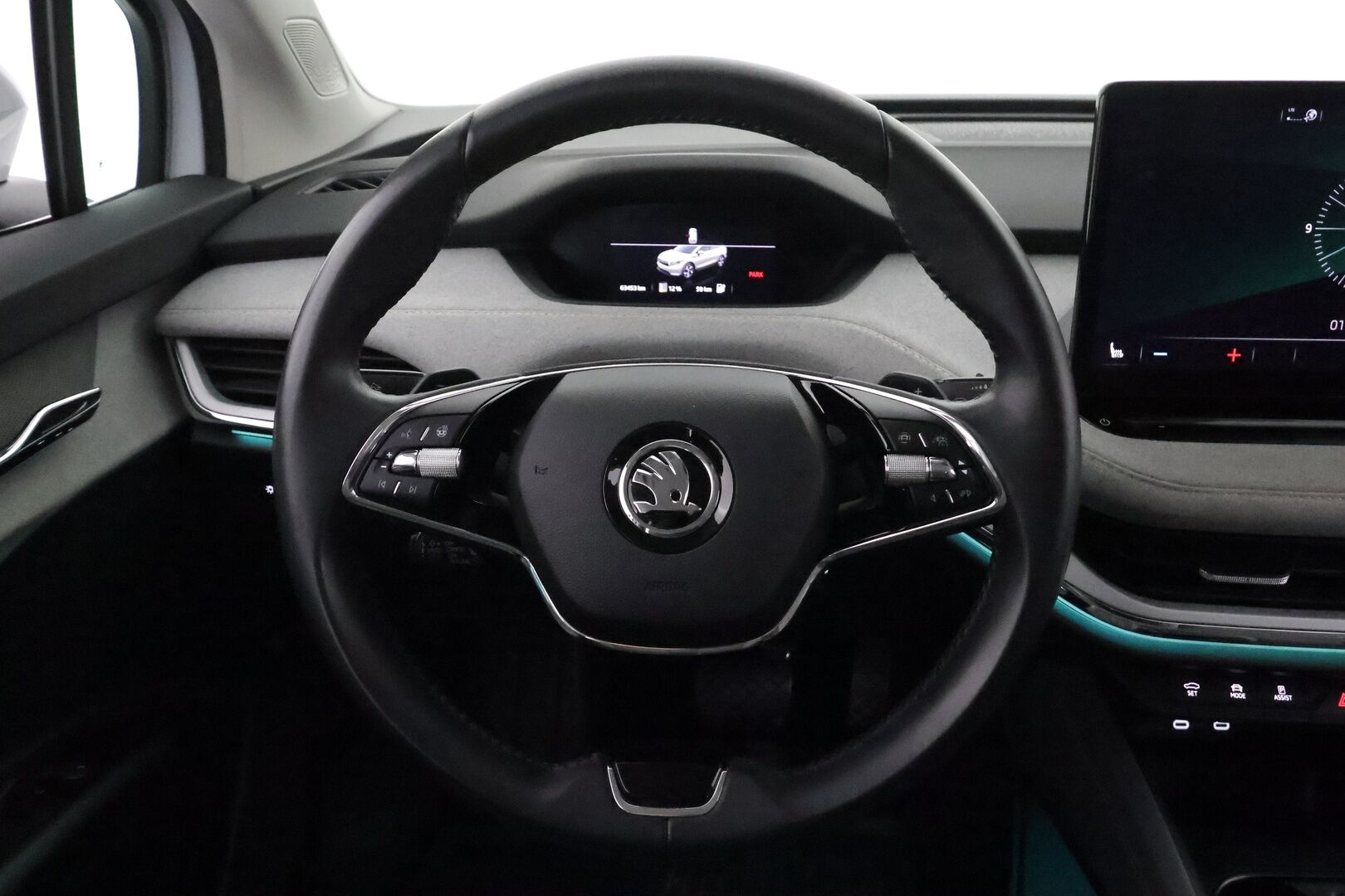 SKODA ENYAQ 2022 82kWh iV80 4X4 Luxury **ACC / ILP / Matrix LED / Muistipenkit / Koukku / P.kamera / Navi / KeylessGo / Nahka-Alcantara** - Merkkihuollettu
