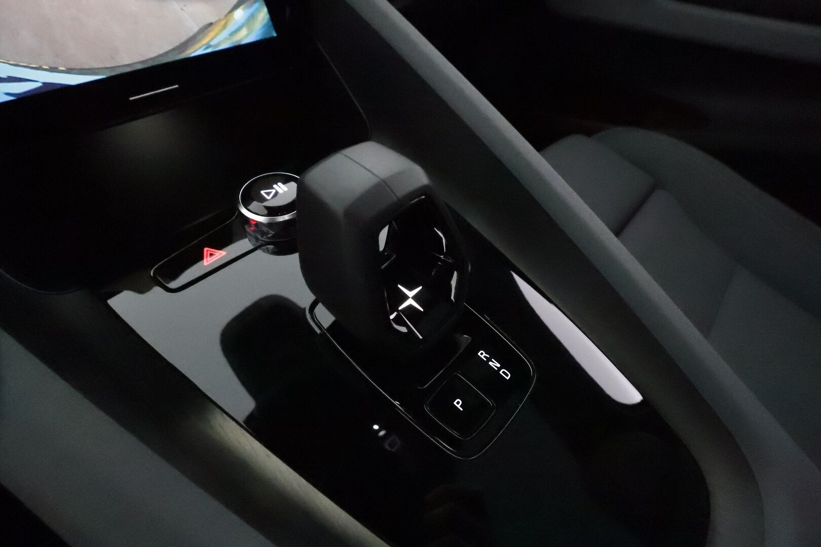 POLESTAR 2 2023 Long Range Single Motor 78kWh **Harman/Kardon / Lasikatto / Lämpöpumppu / Koukku / LED-valot / P.Kamera / Sporttipenkki Muistilla** - 2x Latauskaapelit / Kahdet Renkaat / Merkkihuollettu!