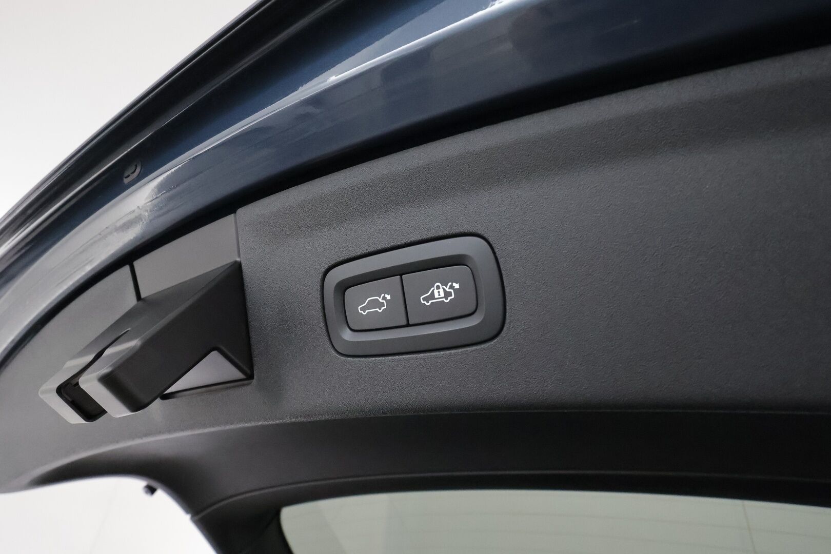 POLESTAR 2 2023 Long Range Single Motor 78kWh **Harman/Kardon / Lasikatto / Lämpöpumppu / Koukku / LED-valot / P.Kamera / Sporttipenkki Muistilla** - 2x Latauskaapelit / Kahdet Renkaat / Merkkihuollettu!