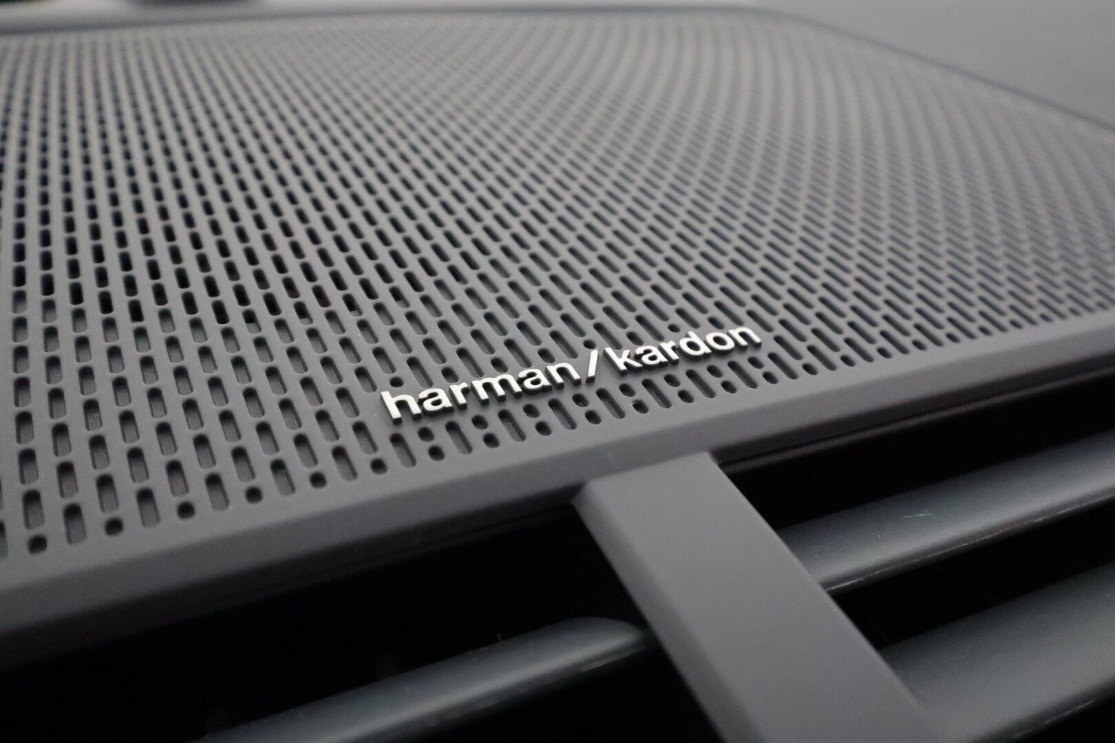 POLESTAR 2 2023 Long Range Single Motor 78kWh **Harman/Kardon / Lasikatto / Lämpöpumppu / Koukku / LED-valot / P.Kamera / Sporttipenkki Muistilla** - 2x Latauskaapelit / Kahdet Renkaat / Merkkihuollettu!