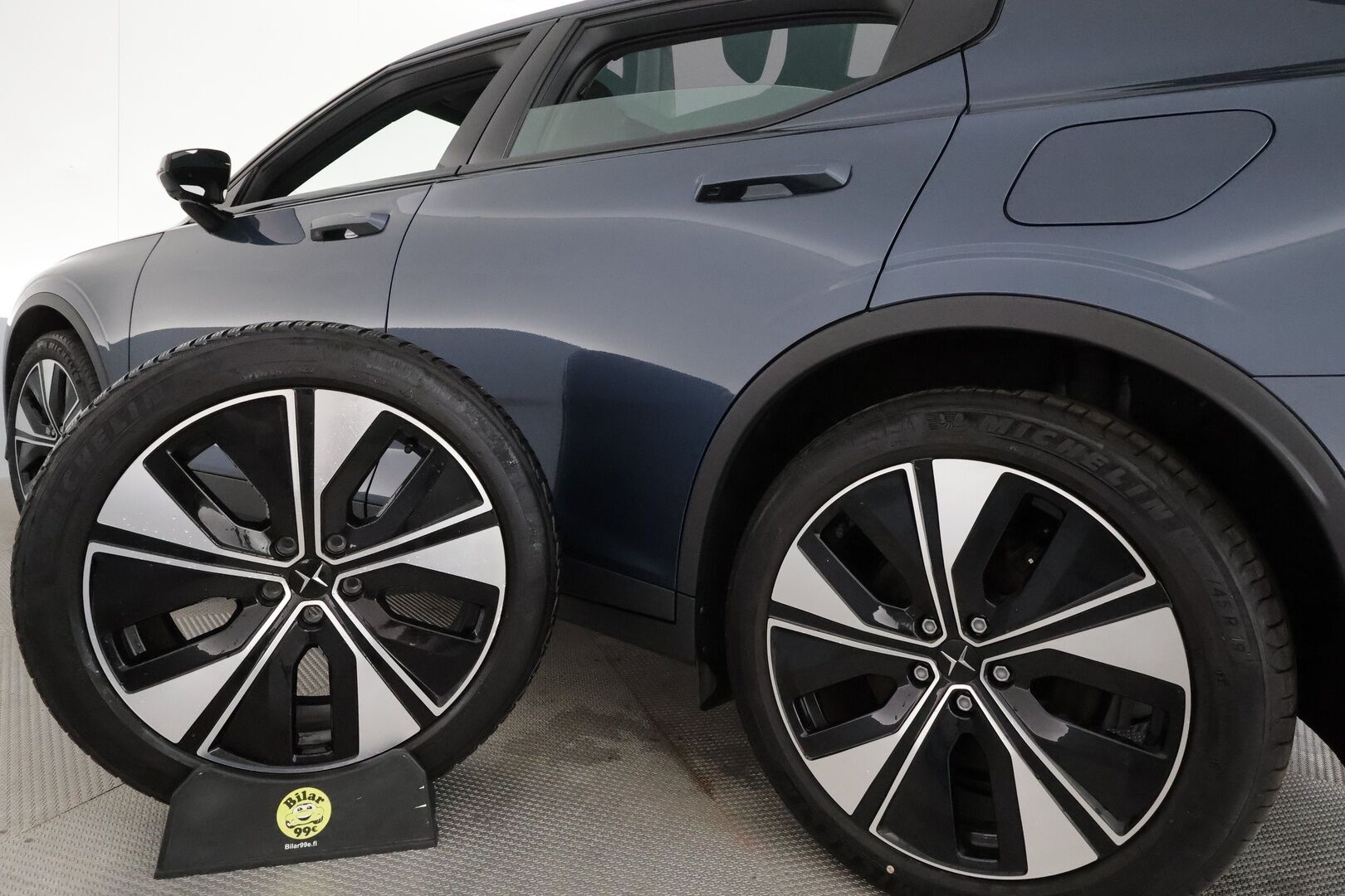 POLESTAR 2 2023 Long Range Single Motor 78kWh **Harman/Kardon / Lasikatto / Lämpöpumppu / Koukku / LED-valot / P.Kamera / Sporttipenkki Muistilla** - 2x Latauskaapelit / Kahdet Renkaat / Merkkihuollettu!