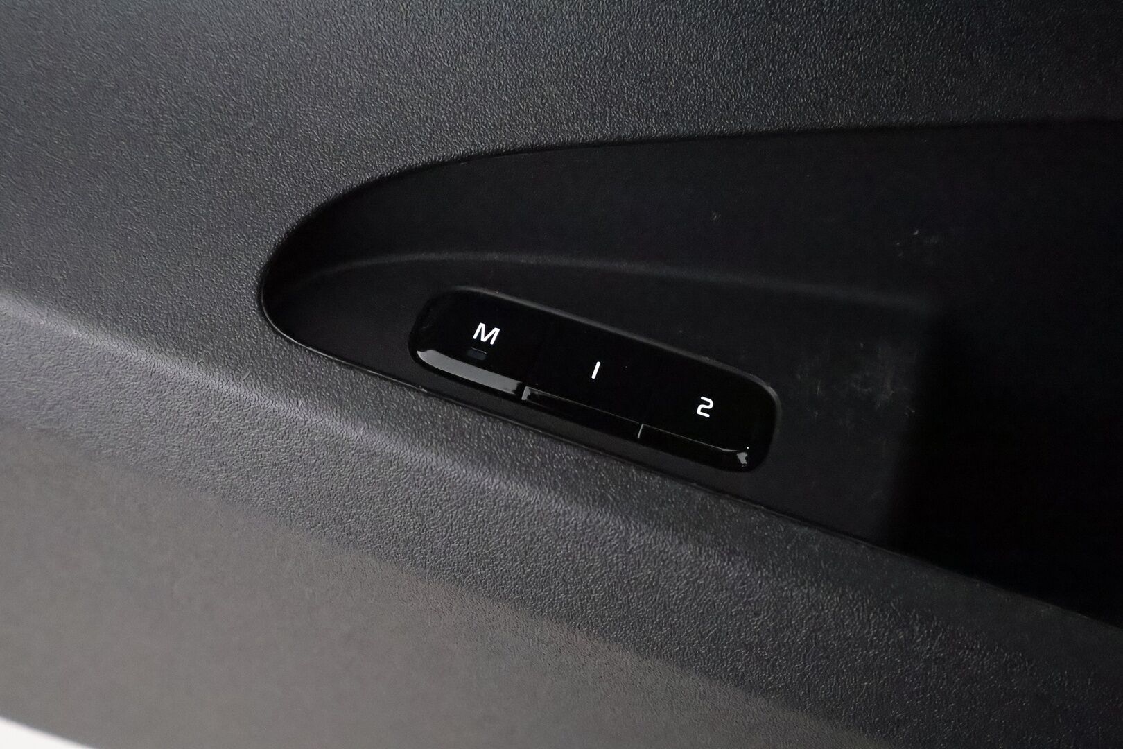 POLESTAR 2 2023 Long Range Single Motor 78kWh **Harman/Kardon / Lasikatto / Lämpöpumppu / Koukku / LED-valot / P.Kamera / Sporttipenkki Muistilla** - 2x Latauskaapelit / Kahdet Renkaat / Merkkihuollettu!