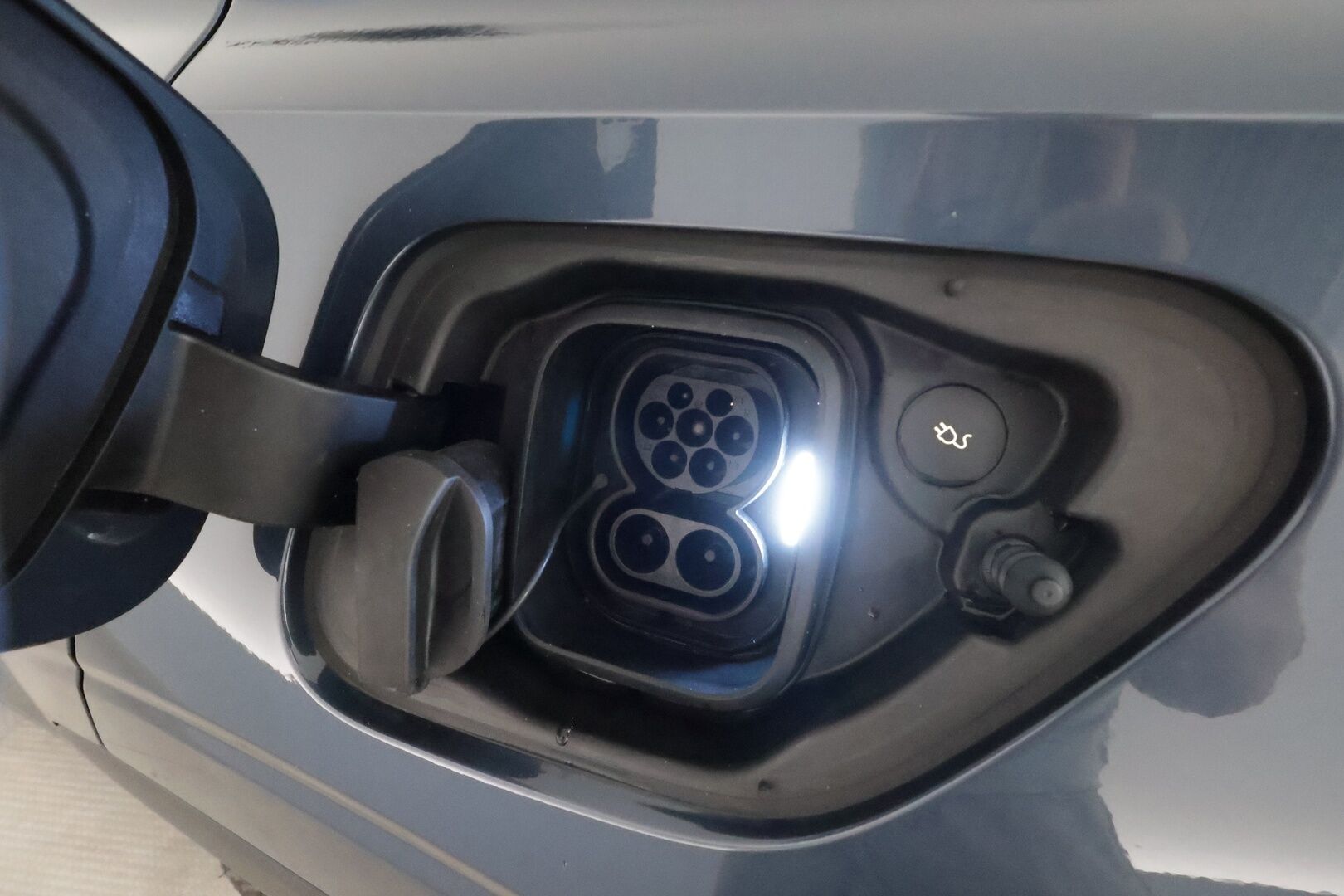 POLESTAR 2 2023 Long Range Single Motor 78kWh **Harman/Kardon / Lasikatto / Lämpöpumppu / Koukku / LED-valot / P.Kamera / Sporttipenkki Muistilla** - 2x Latauskaapelit / Kahdet Renkaat / Merkkihuollettu!