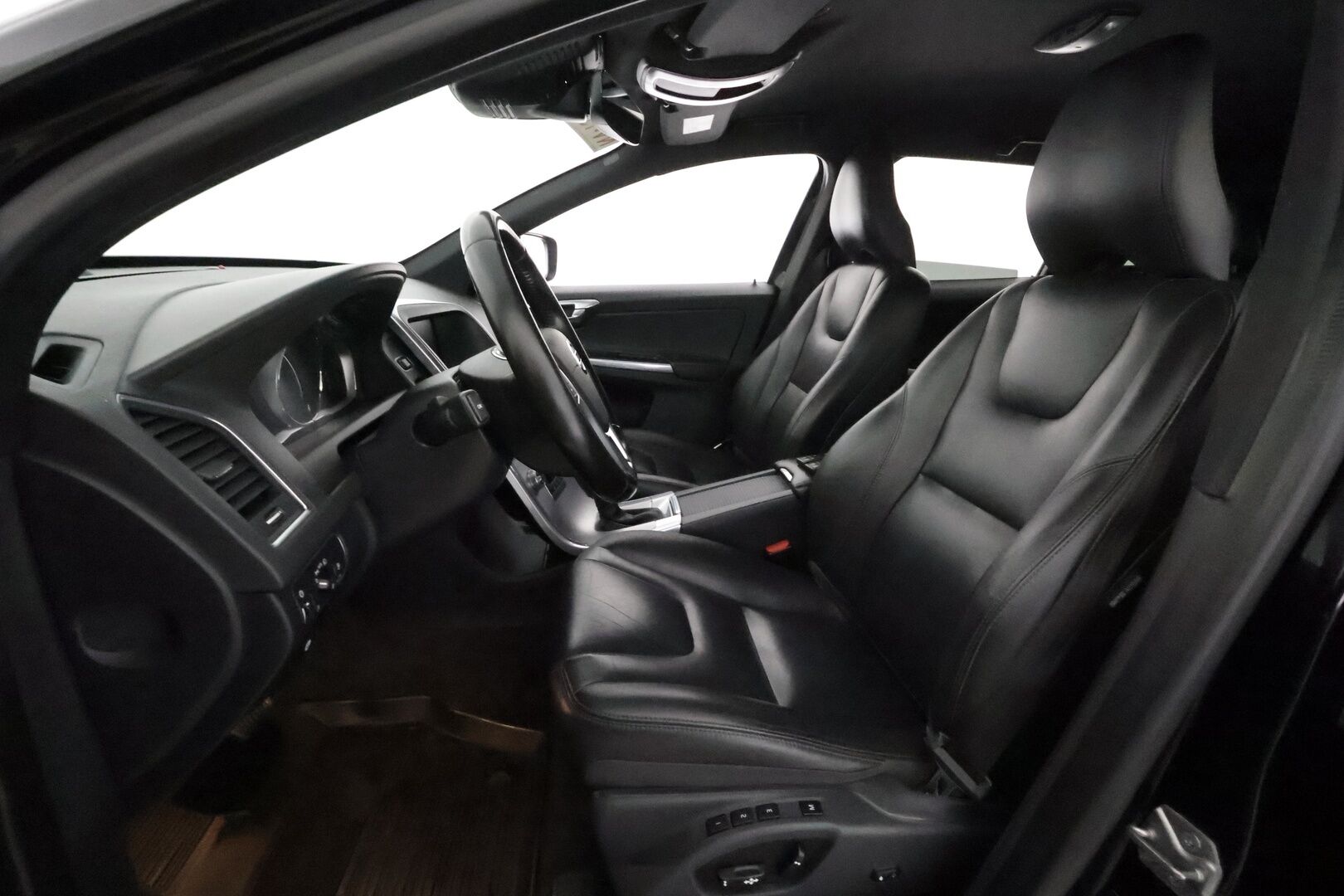 Volvo XC60 2017 D4 AWD Business Classic Summum aut. **ACC / Xenon / Koukku / Webasto / Navi / Muistipenkki / Nahkaverhoilu / KeylessGO** - Kahdet Renkaat / **HYVILLÄ KAMOILLA**