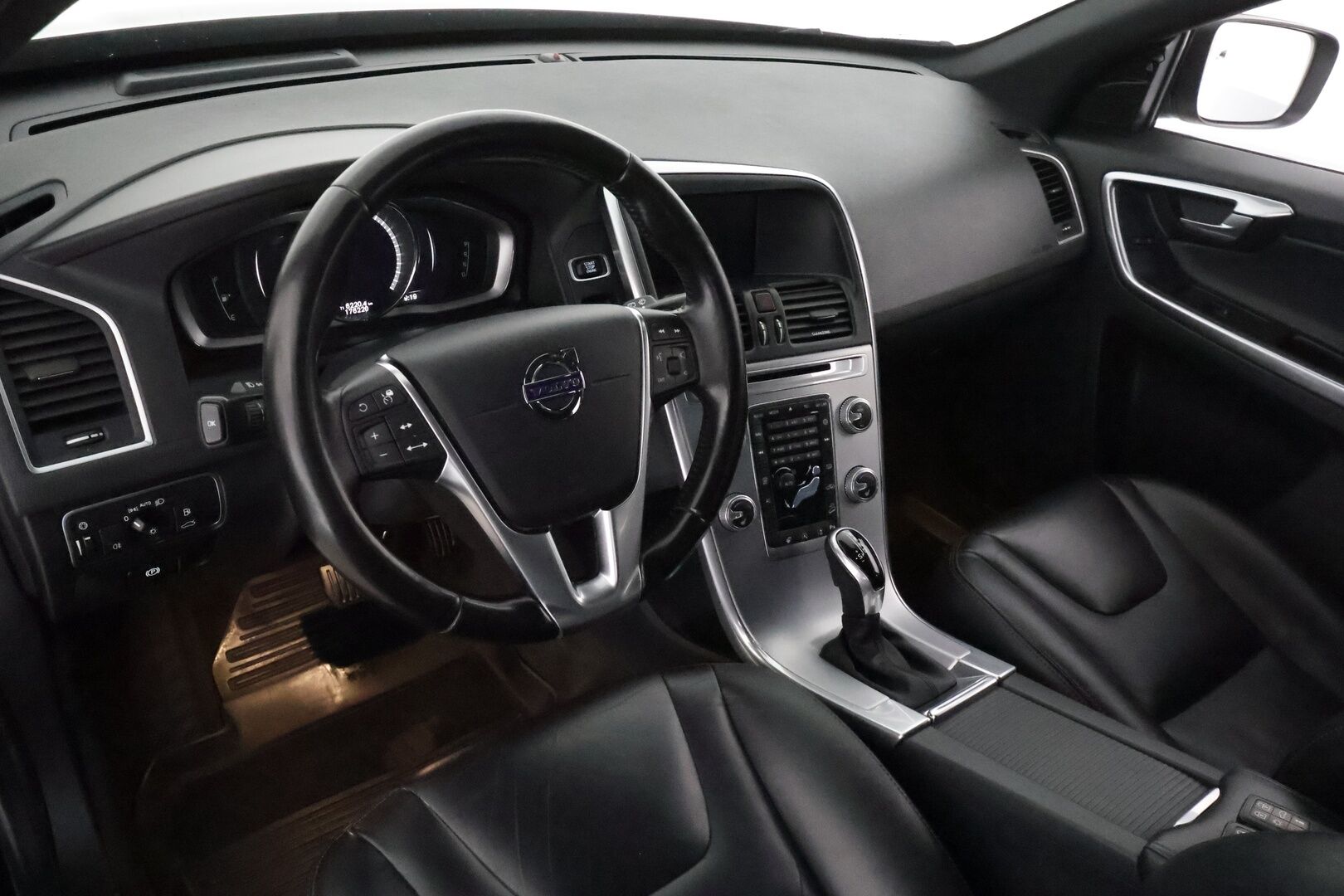 Volvo XC60 2017 D4 AWD Business Classic Summum aut. **ACC / Xenon / Koukku / Webasto / Navi / Muistipenkki / Nahkaverhoilu / KeylessGO** - Kahdet Renkaat / **HYVILLÄ KAMOILLA**