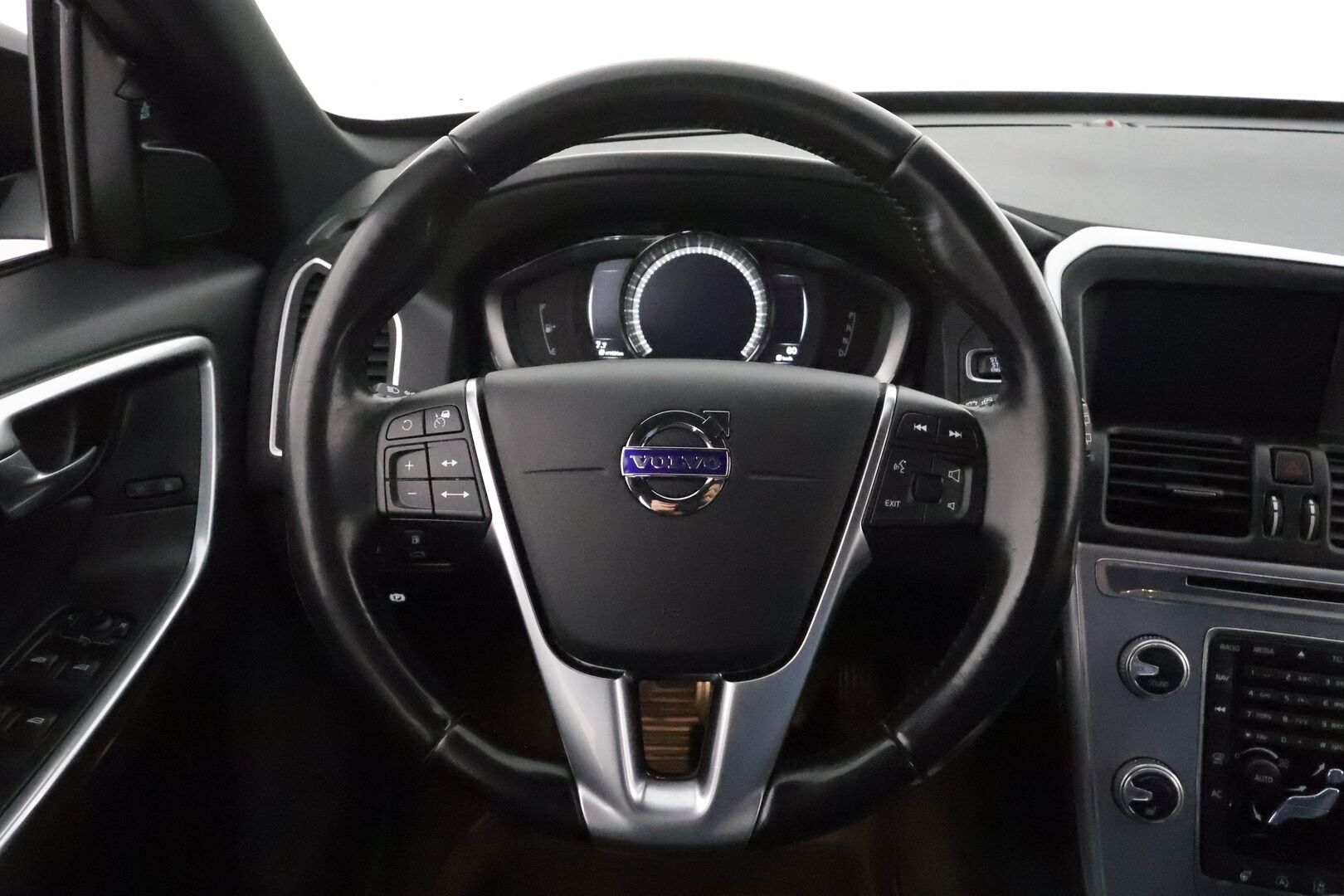 Volvo XC60 2017 D4 AWD Business Classic Summum aut. **ACC / Xenon / Koukku / Webasto / Navi / Muistipenkki / Nahkaverhoilu / KeylessGO** - Kahdet Renkaat / **HYVILLÄ KAMOILLA**
