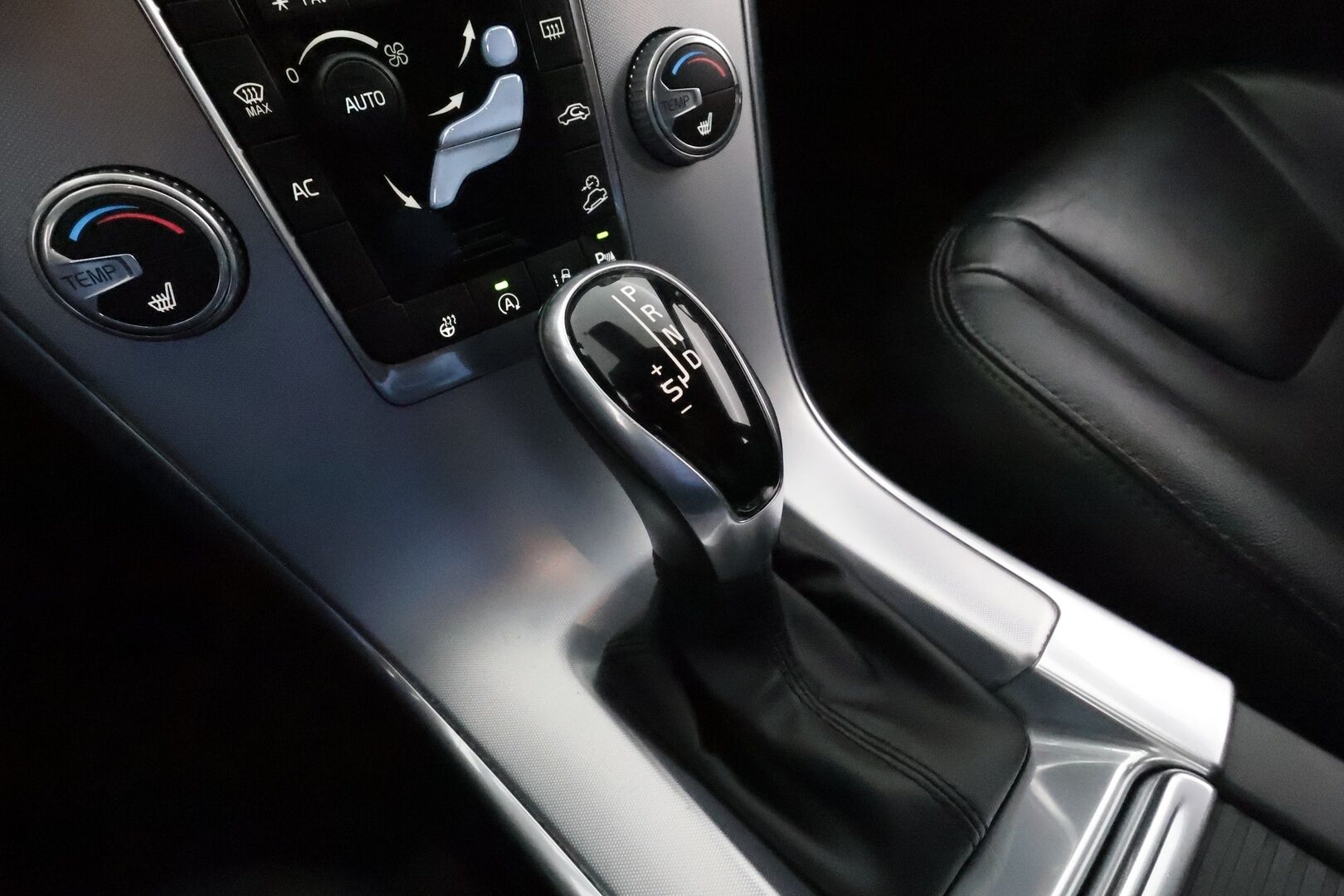 Volvo XC60 2017 D4 AWD Business Classic Summum aut. **ACC / Xenon / Koukku / Webasto / Navi / Muistipenkki / Nahkaverhoilu / KeylessGO** - Kahdet Renkaat / **HYVILLÄ KAMOILLA**