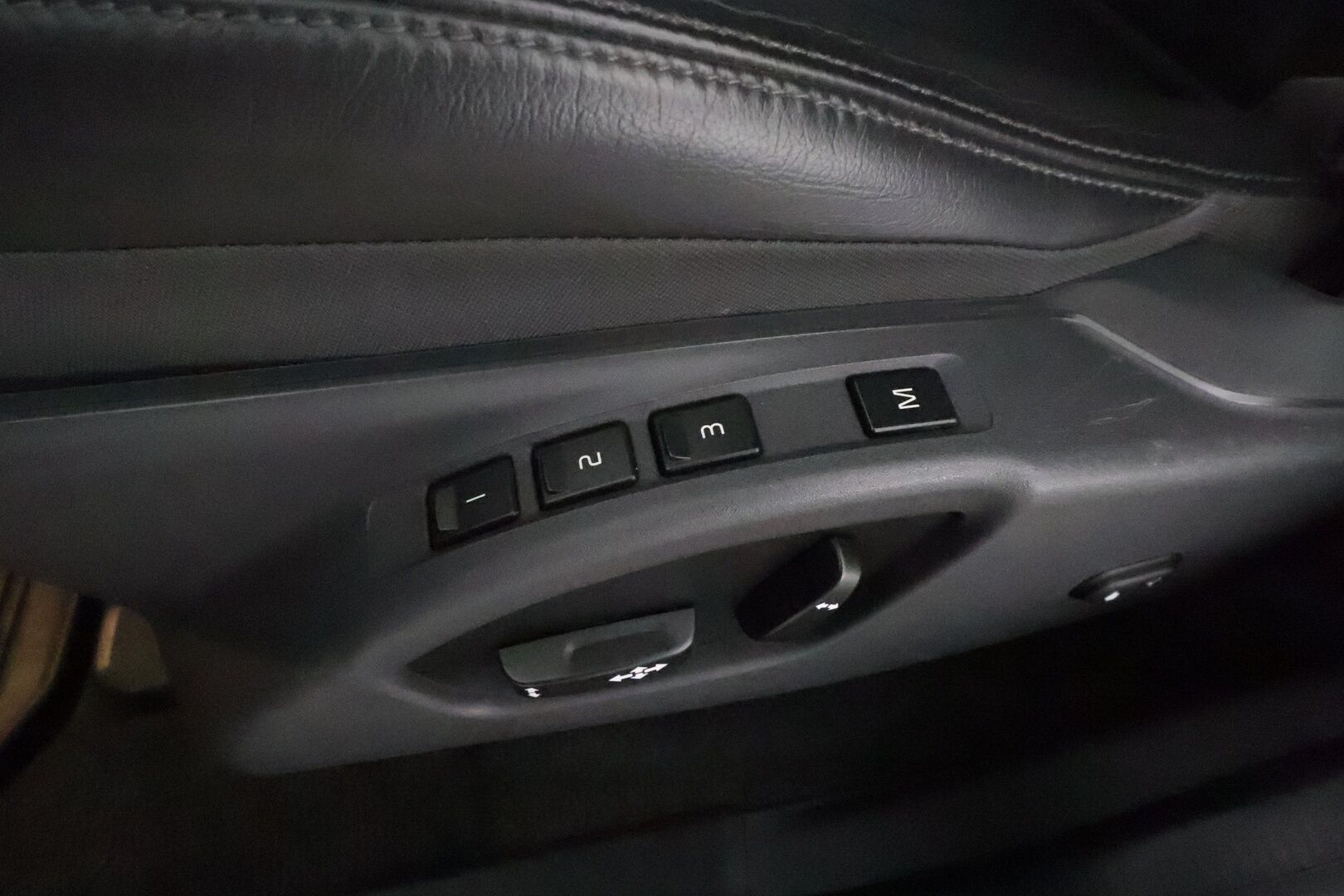 Volvo XC60 2017 D4 AWD Business Classic Summum aut. **ACC / Xenon / Koukku / Webasto / Navi / Muistipenkki / Nahkaverhoilu / KeylessGO** - Kahdet Renkaat / **HYVILLÄ KAMOILLA**
