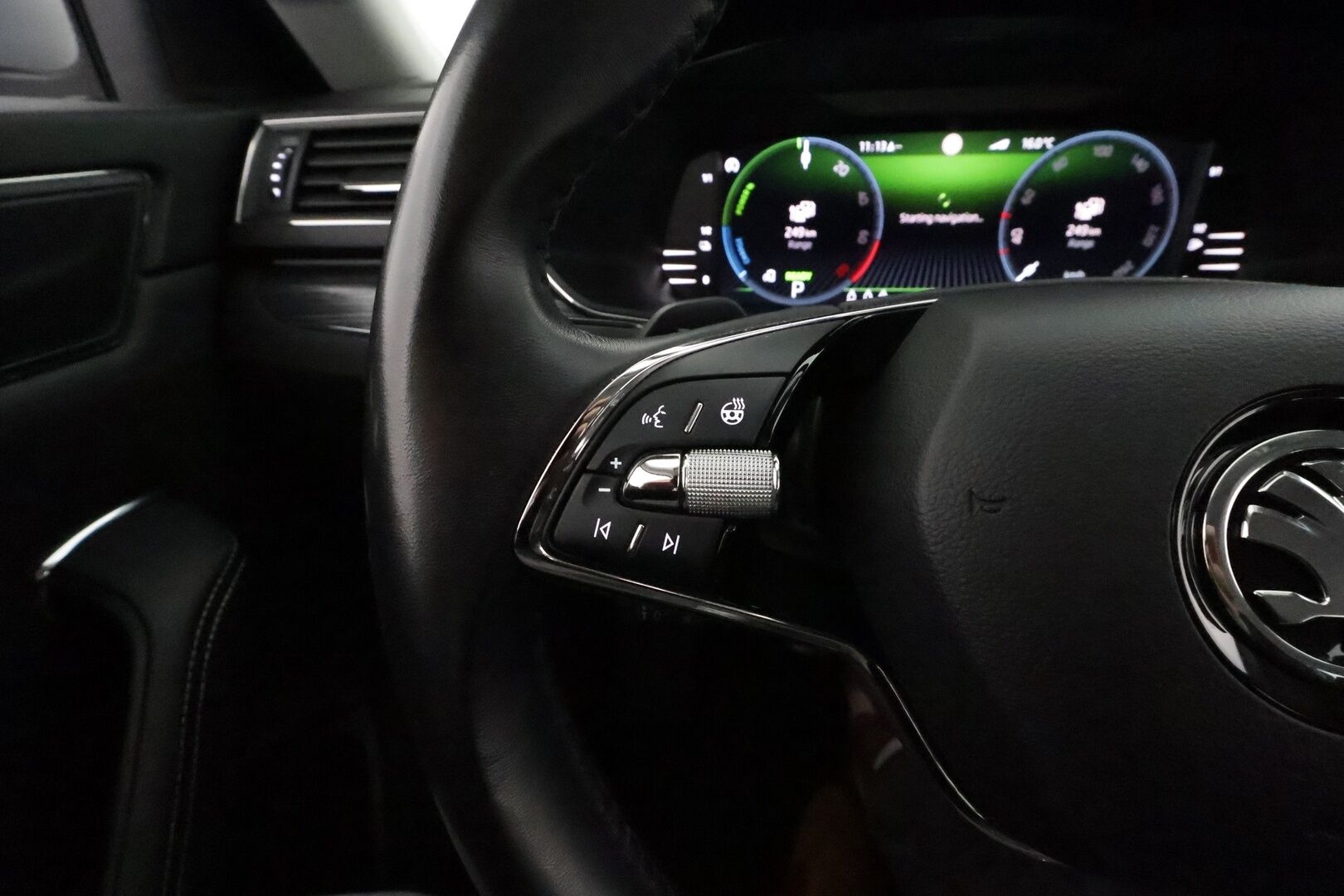 SKODA SUPERB 2022 Combi 1.4 TSI PHEV Ambition iV DSG **Webasto / ACC / Matrix-LED / P.kamera / Muistipenkki / Navi / Keyless** - 2x Latauskaapelit / Kahdet Renkaat / Merkkihuollettu!