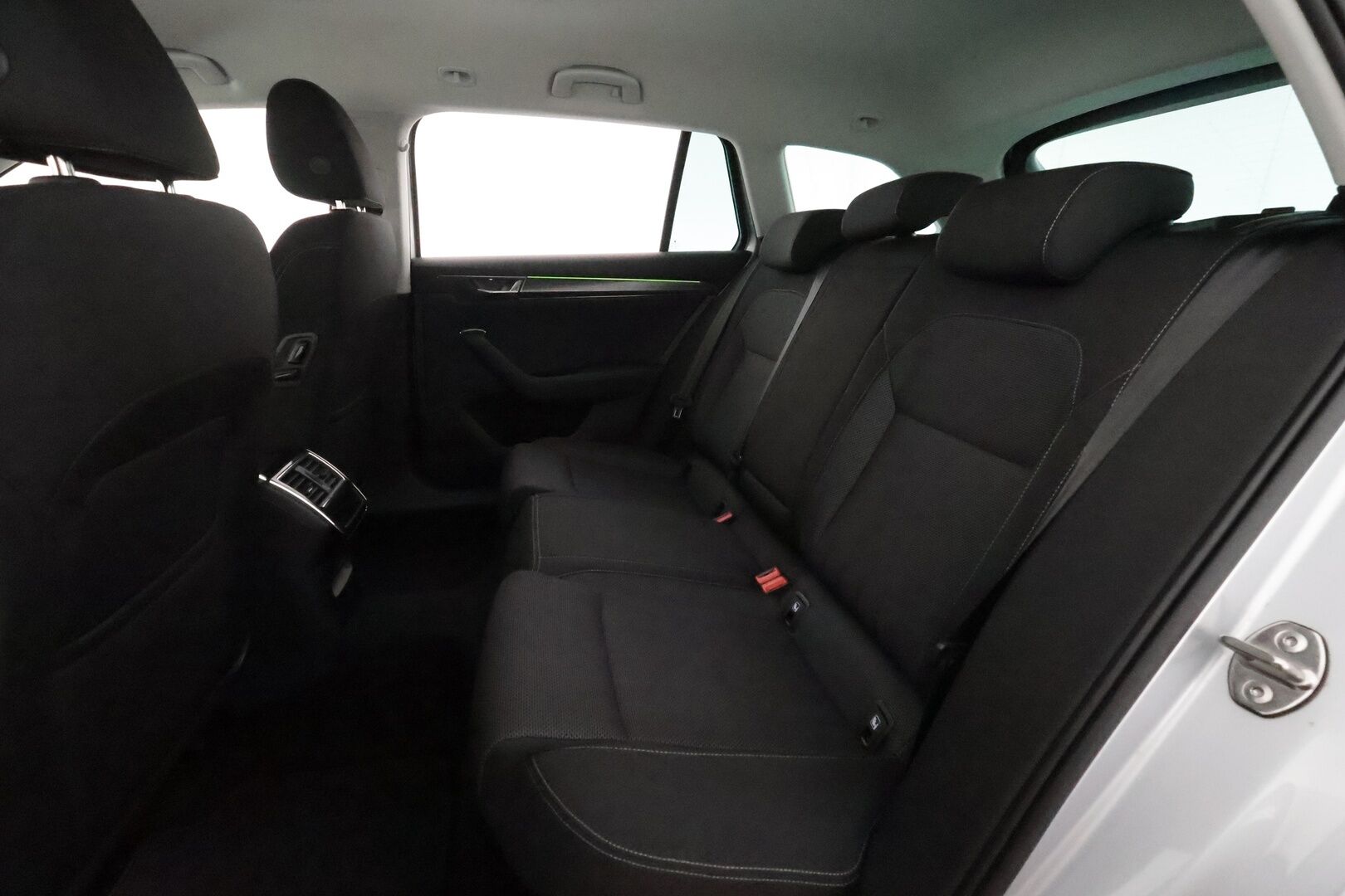 SKODA SUPERB 2022 Combi 1.4 TSI PHEV Ambition iV DSG **Webasto / ACC / Matrix-LED / P.kamera / Muistipenkki / Navi / Keyless** - 2x Latauskaapelit / Kahdet Renkaat / Merkkihuollettu!