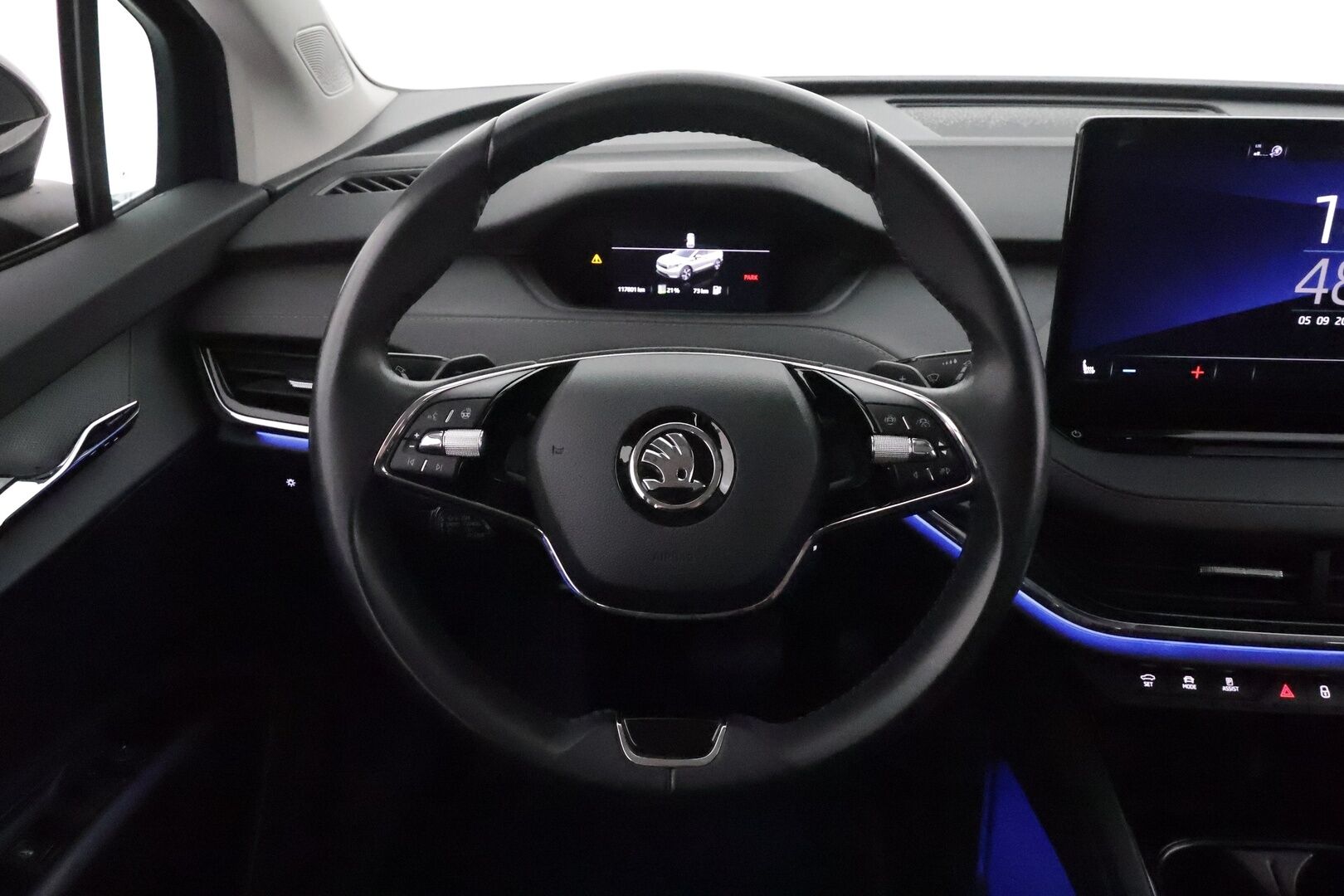 SKODA ENYAQ 2022 82kWh iV80 4X4 **ILP / ACC / Matrix-LED / P.Kamera / Nahkaverhoilu / Navi / Kaistavahti / Keyless** - Kahdet Renkaat / Merkkihuollettu!