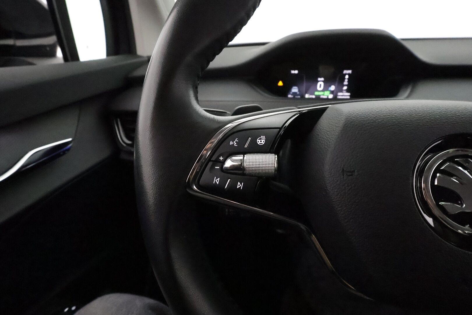 SKODA ENYAQ 2022 82kWh iV80 4X4 **ILP / ACC / Matrix-LED / P.Kamera / Nahkaverhoilu / Navi / Kaistavahti / Keyless** - Kahdet Renkaat / Merkkihuollettu!