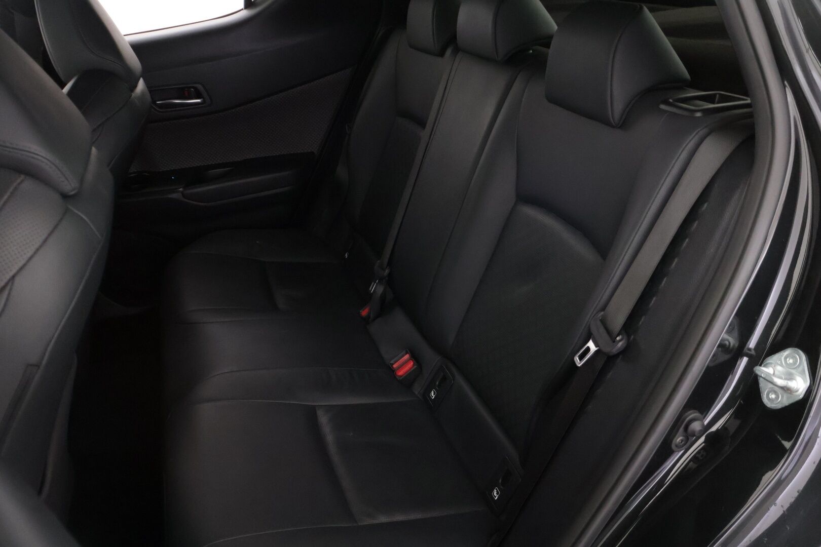 TOYOTA C-HR 2022 1,8 Hybrid Premium **ACC / JBL / P.kamera / Sähköpenkki / Navi / KeylessGo / Mustat nahat** - ALV / Kattavat varusteet