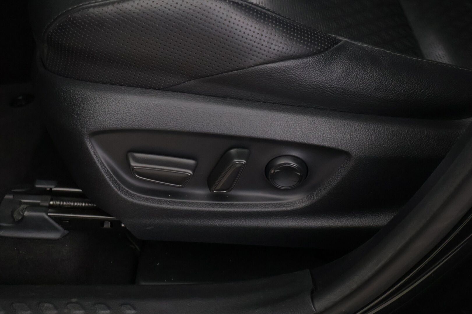 TOYOTA C-HR 2022 1,8 Hybrid Premium **ACC / JBL / P.kamera / Sähköpenkki / Navi / KeylessGo / Mustat nahat** - ALV / Kattavat varusteet