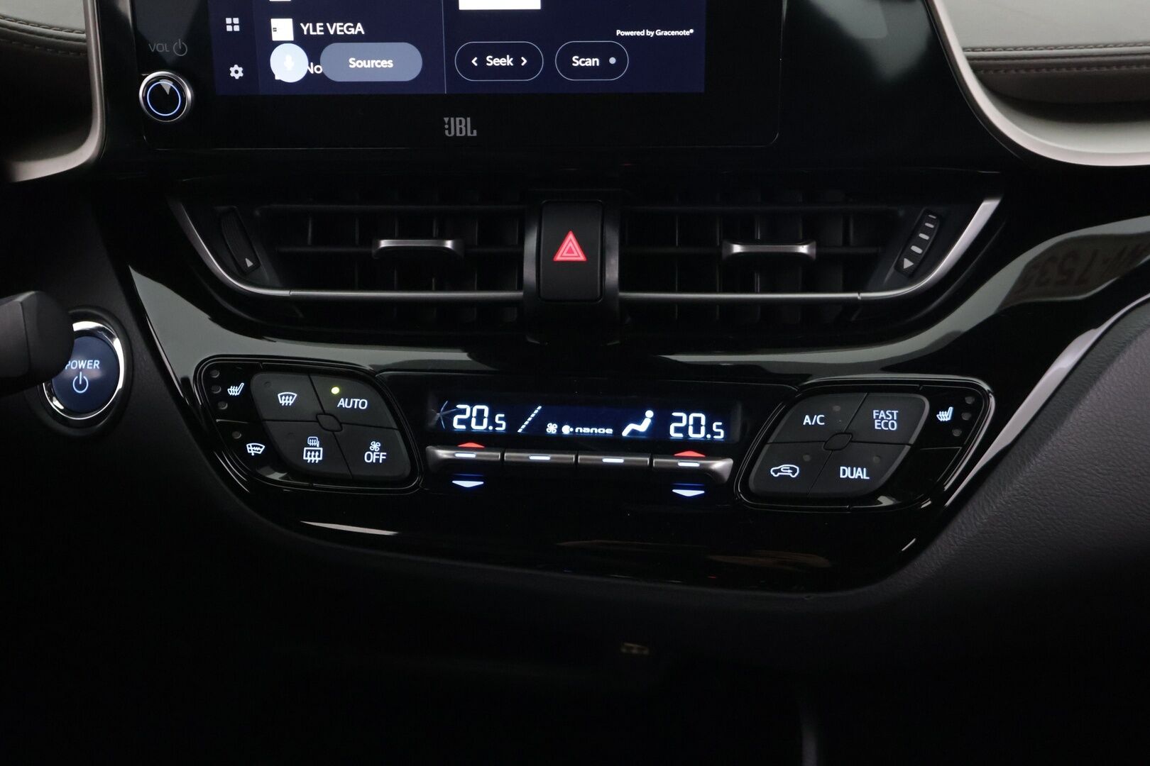 TOYOTA C-HR 2022 1,8 Hybrid Premium **ACC / JBL / P.kamera / Sähköpenkki / Navi / KeylessGo / Mustat nahat** - ALV / Kattavat varusteet