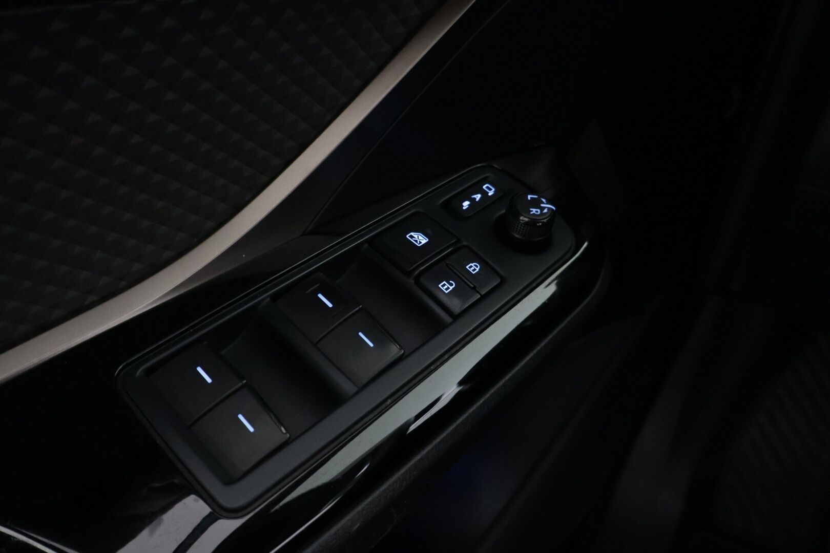 TOYOTA C-HR 2022 1,8 Hybrid Premium **ACC / JBL / P.kamera / Sähköpenkki / Navi / KeylessGo / Mustat nahat** - ALV / Kattavat varusteet