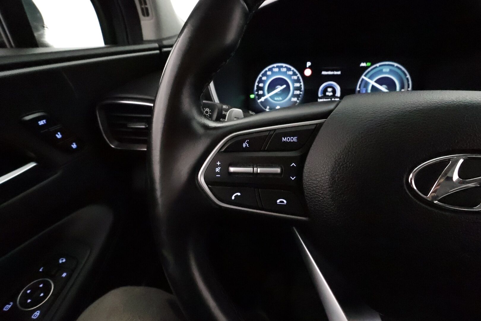 HYUNDAI SANTA FE 2021 1.6 Plugin-Hybrid 4WD SEVEN Prime 7-P **ACC / Panorama / KRELL / Koukku / LED / Muistipenkki / Navi / Mustat nahat** - Akku kuntotarkastettu! / Ilmastoidut penkit / HUD / 360° / Kahdet renkaat aluvanteilla / Merkkihuollettu