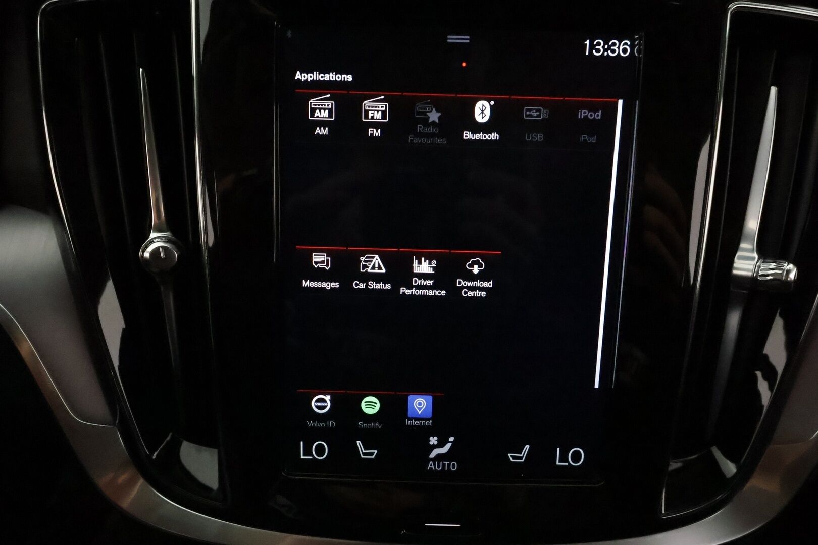 Volvo V60 2019 D3 AWD Momentum **ACC / LED / Koukku / P.tutka / Digimittaristo / Navi** - Kahdet renkaat aluvanteilla