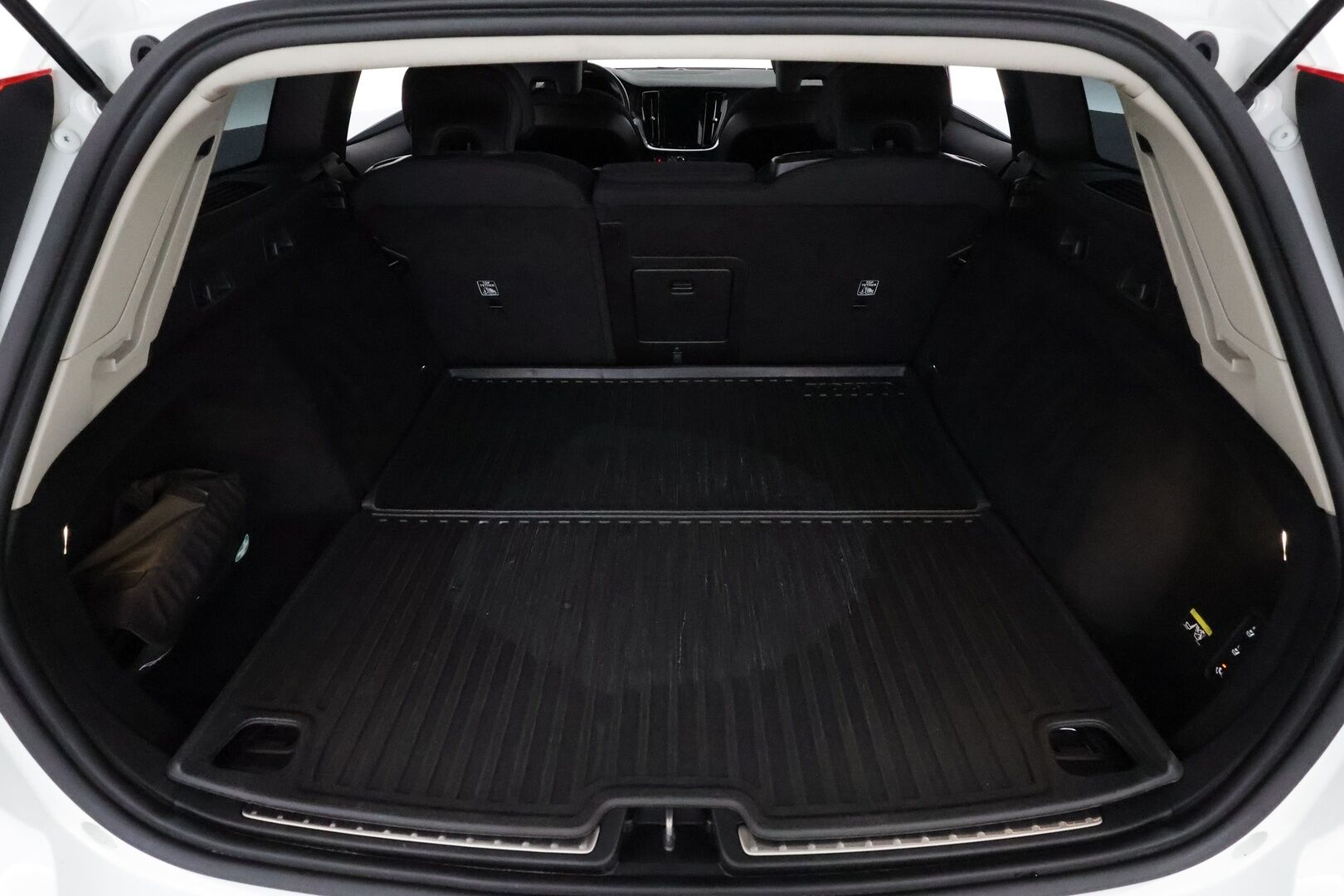 Volvo V60 2019 D3 AWD Momentum **ACC / LED / Koukku / P.tutka / Digimittaristo / Navi** - Kahdet renkaat aluvanteilla
