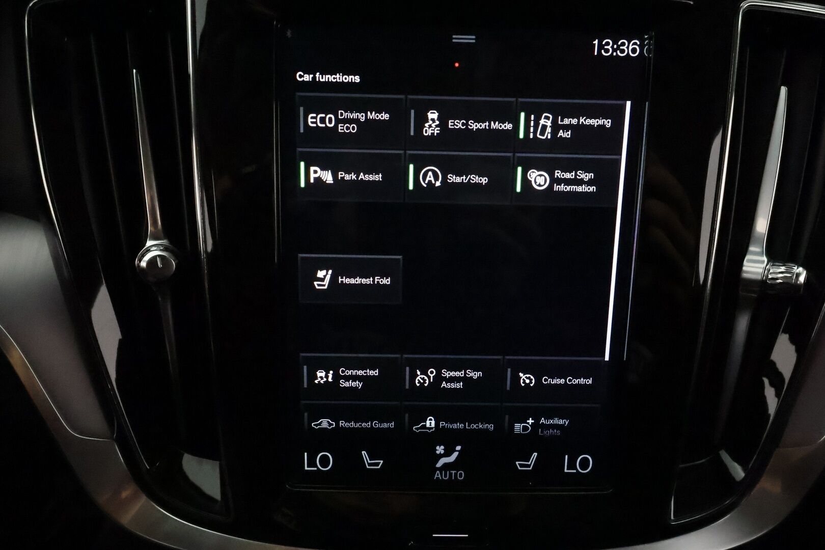 Volvo V60 2019 D3 AWD Momentum **ACC / LED / Koukku / P.tutka / Digimittaristo / Navi** - Kahdet renkaat aluvanteilla