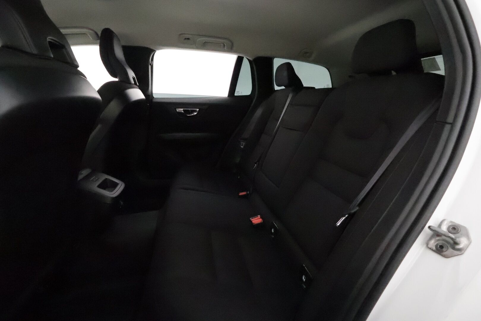 Volvo V60 2019 D3 AWD Momentum **ACC / LED / Koukku / P.tutka / Digimittaristo / Navi** - Kahdet renkaat aluvanteilla