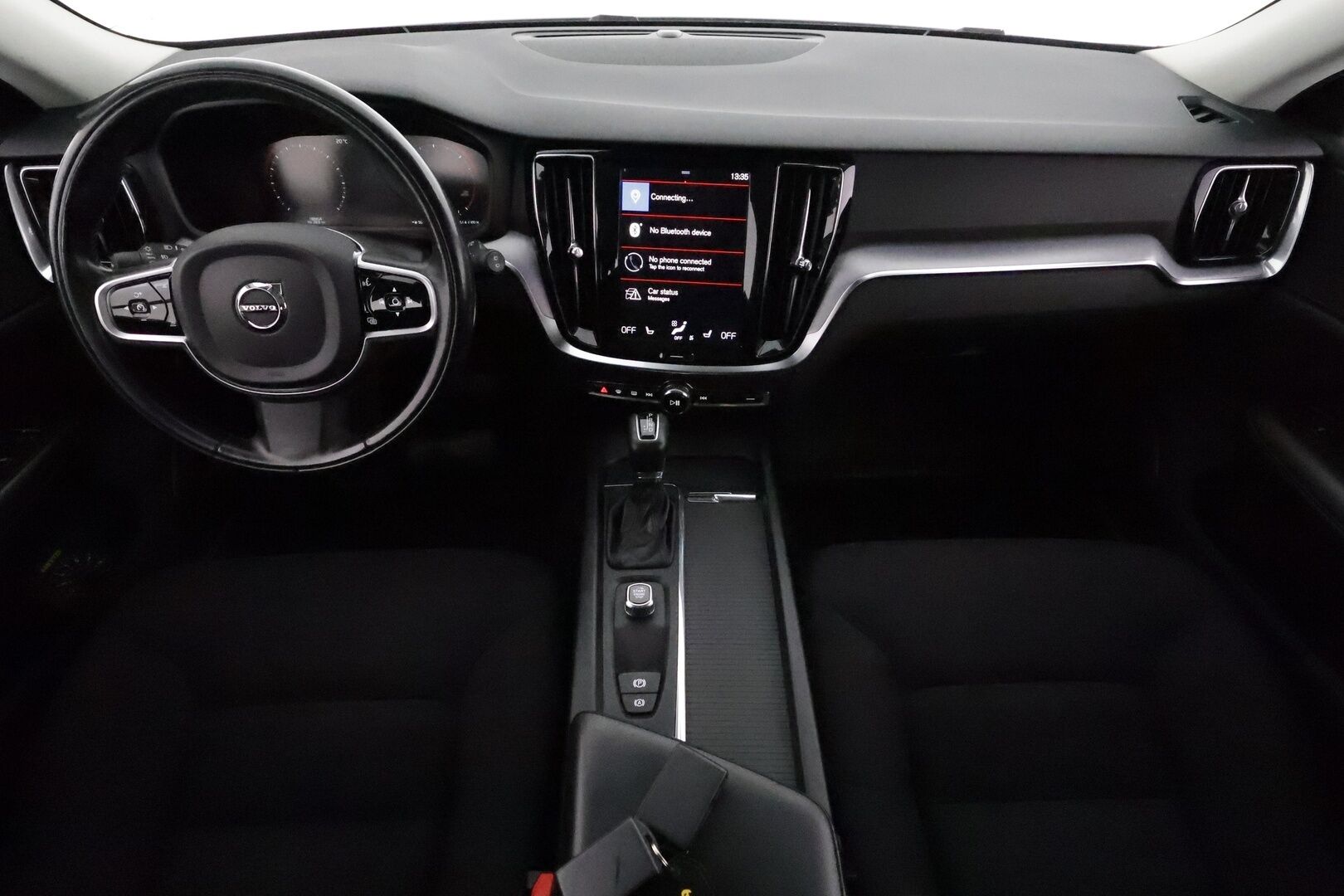 Volvo V60 2019 D3 AWD Momentum **ACC / LED / Koukku / P.tutka / Digimittaristo / Navi** - Kahdet renkaat aluvanteilla
