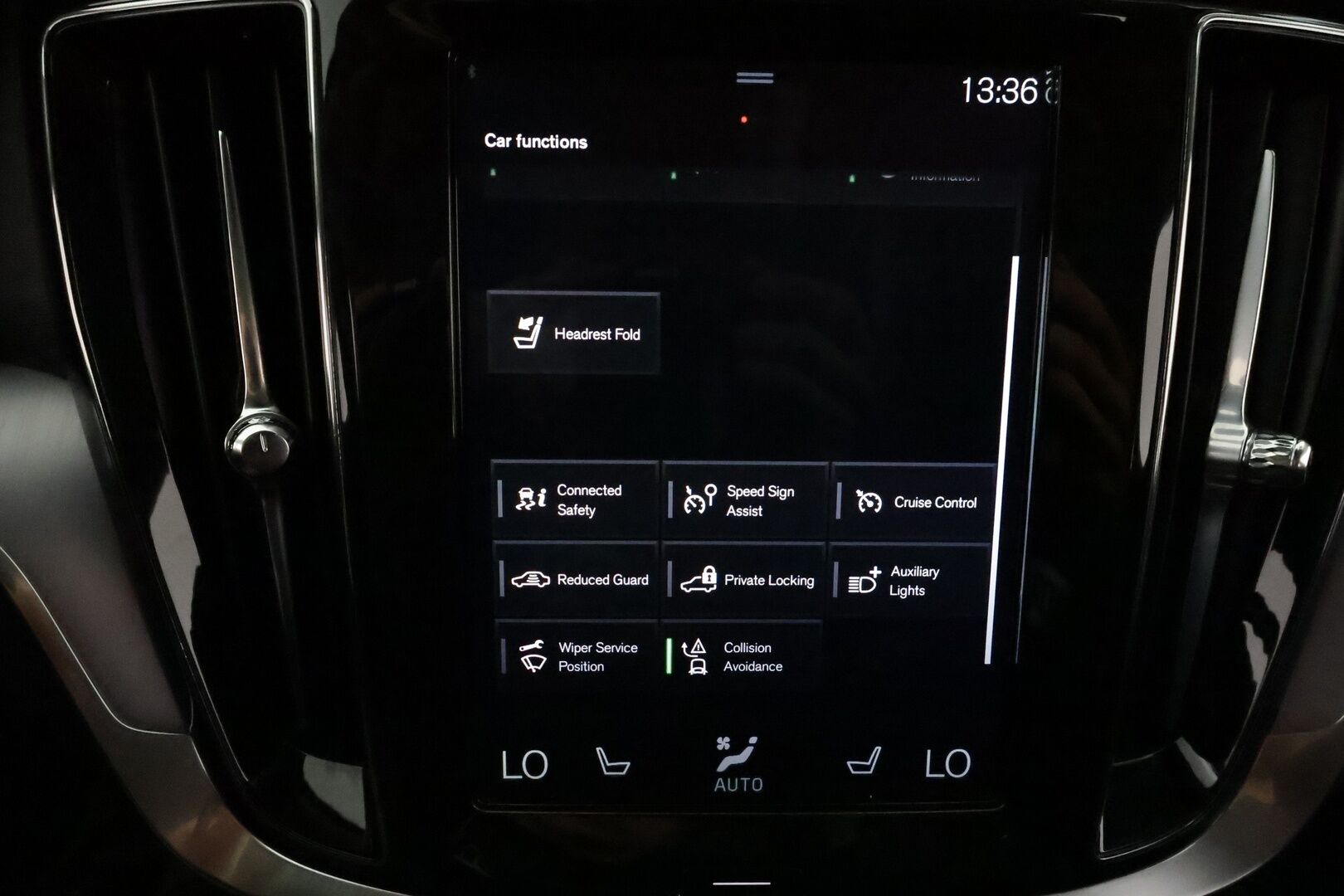 Volvo V60 2019 D3 AWD Momentum **ACC / LED / Koukku / P.tutka / Digimittaristo / Navi** - Kahdet renkaat aluvanteilla