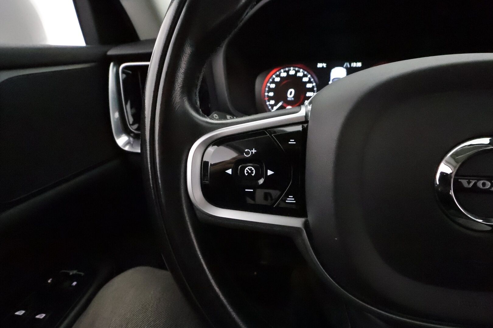 Volvo V60 2019 D3 AWD Momentum **ACC / LED / Koukku / P.tutka / Digimittaristo / Navi** - Kahdet renkaat aluvanteilla