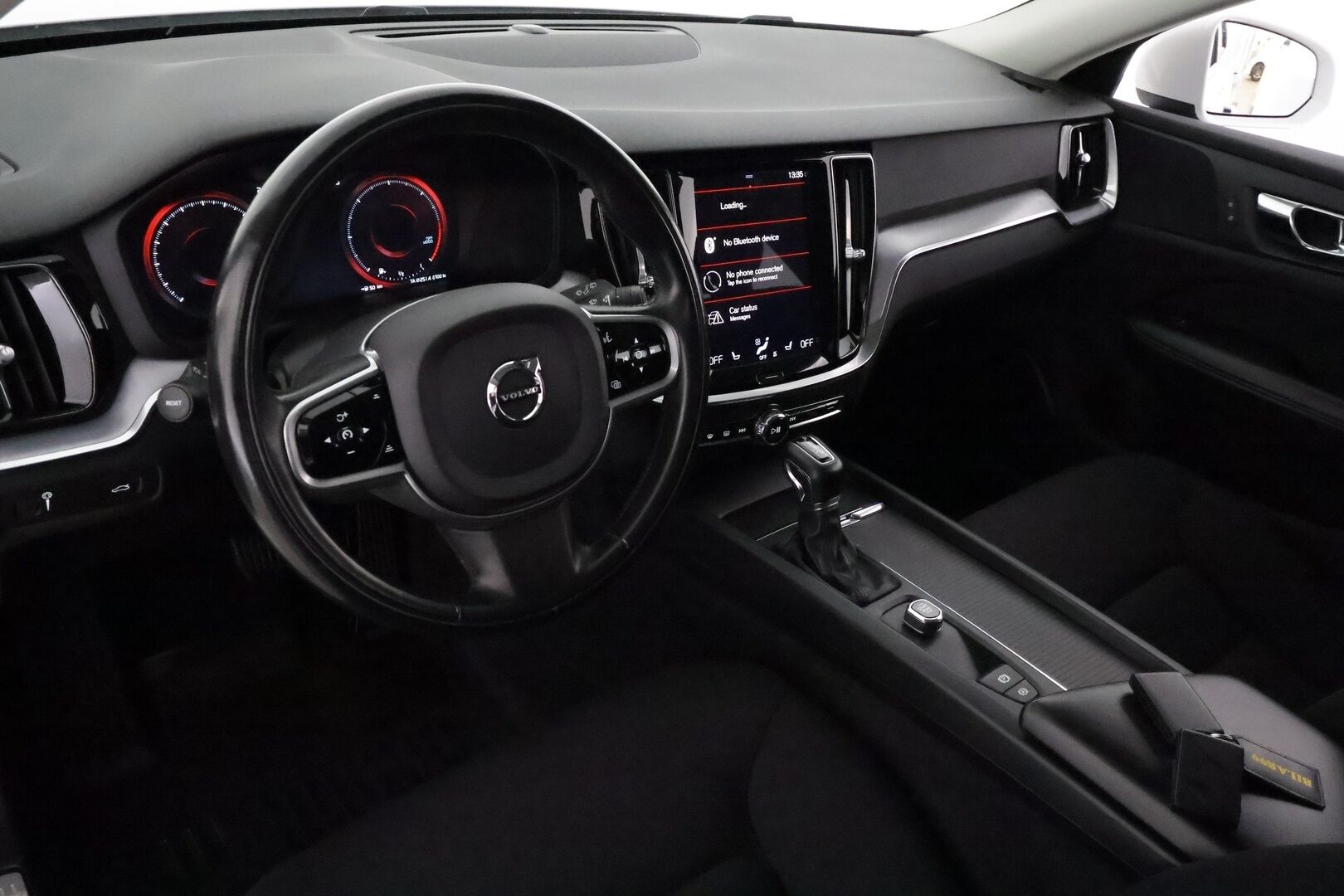 Volvo V60 2019 D3 AWD Momentum **ACC / LED / Koukku / P.tutka / Digimittaristo / Navi** - Kahdet renkaat aluvanteilla