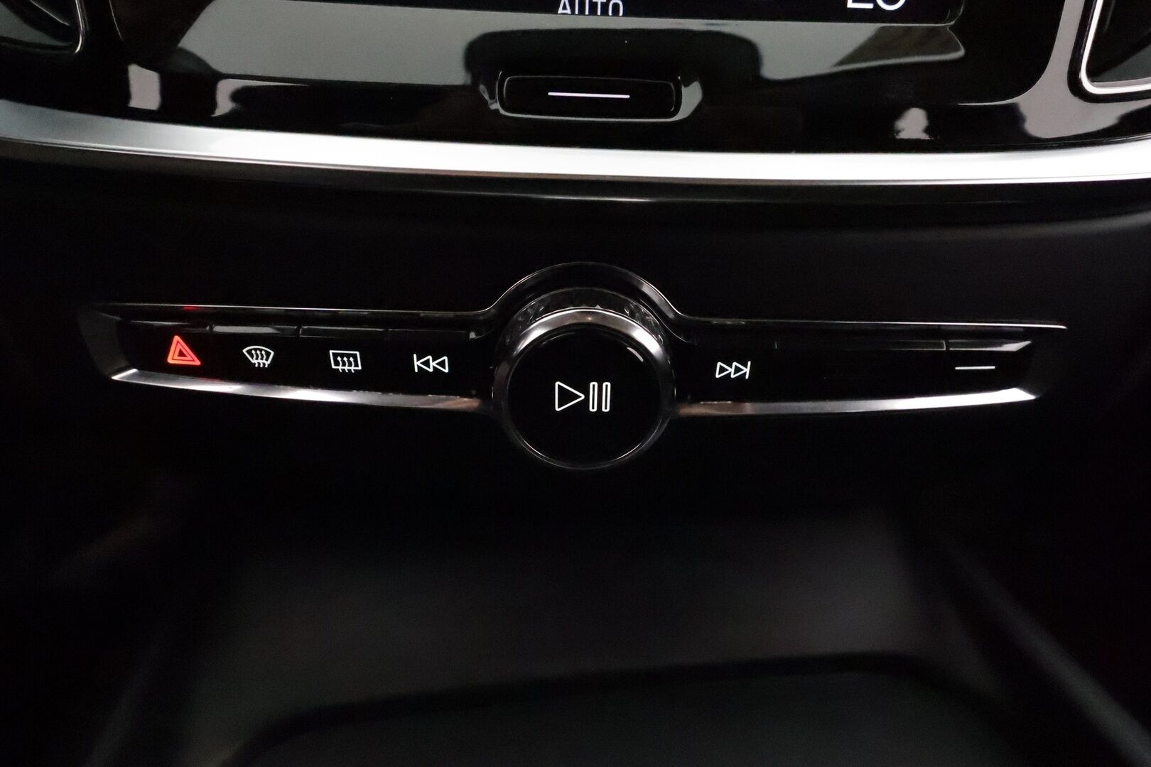 Volvo V60 2019 D3 AWD Momentum **ACC / LED / Koukku / P.tutka / Digimittaristo / Navi** - Kahdet renkaat aluvanteilla