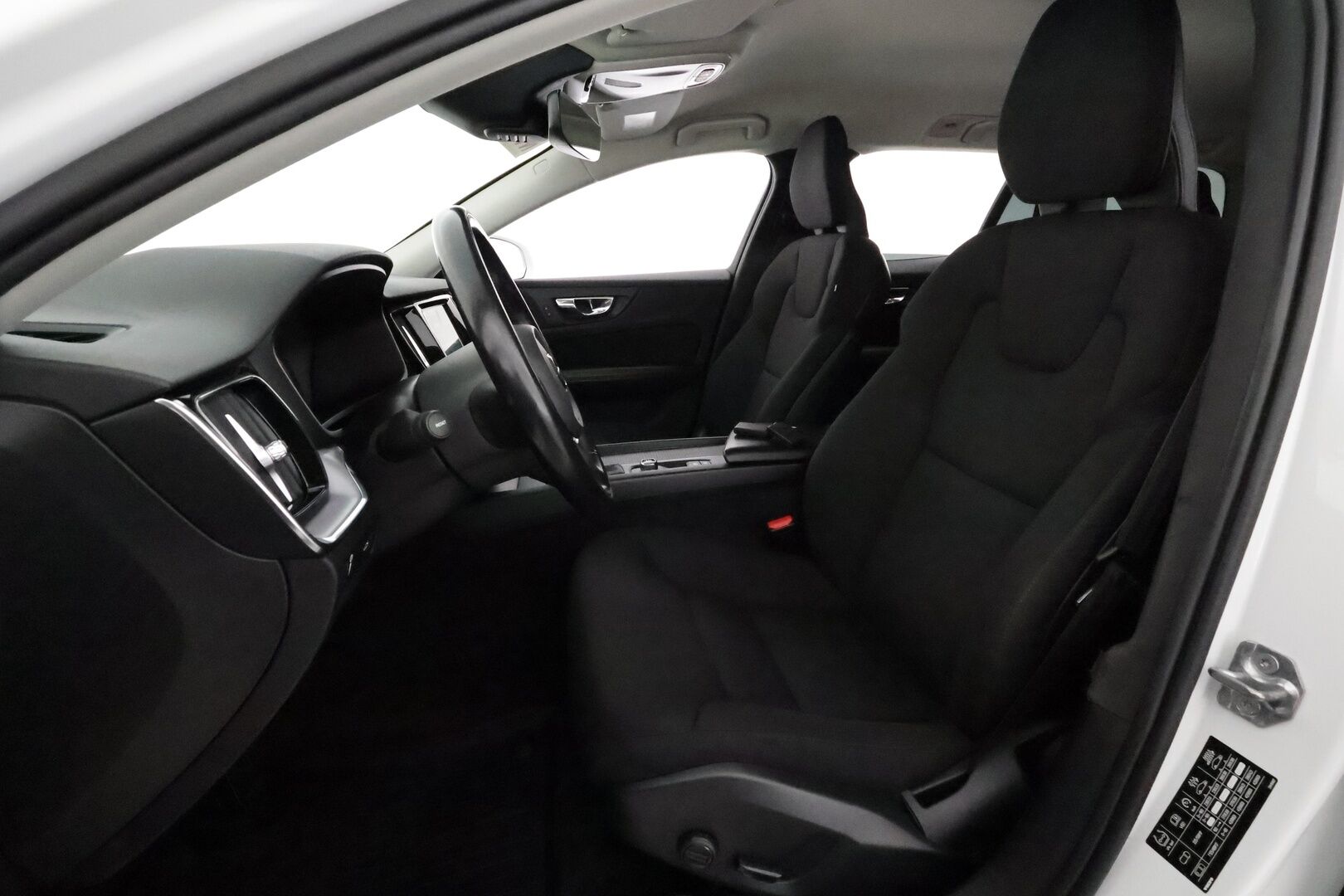 Volvo V60 2019 D3 AWD Momentum **ACC / LED / Koukku / P.tutka / Digimittaristo / Navi** - Kahdet renkaat aluvanteilla