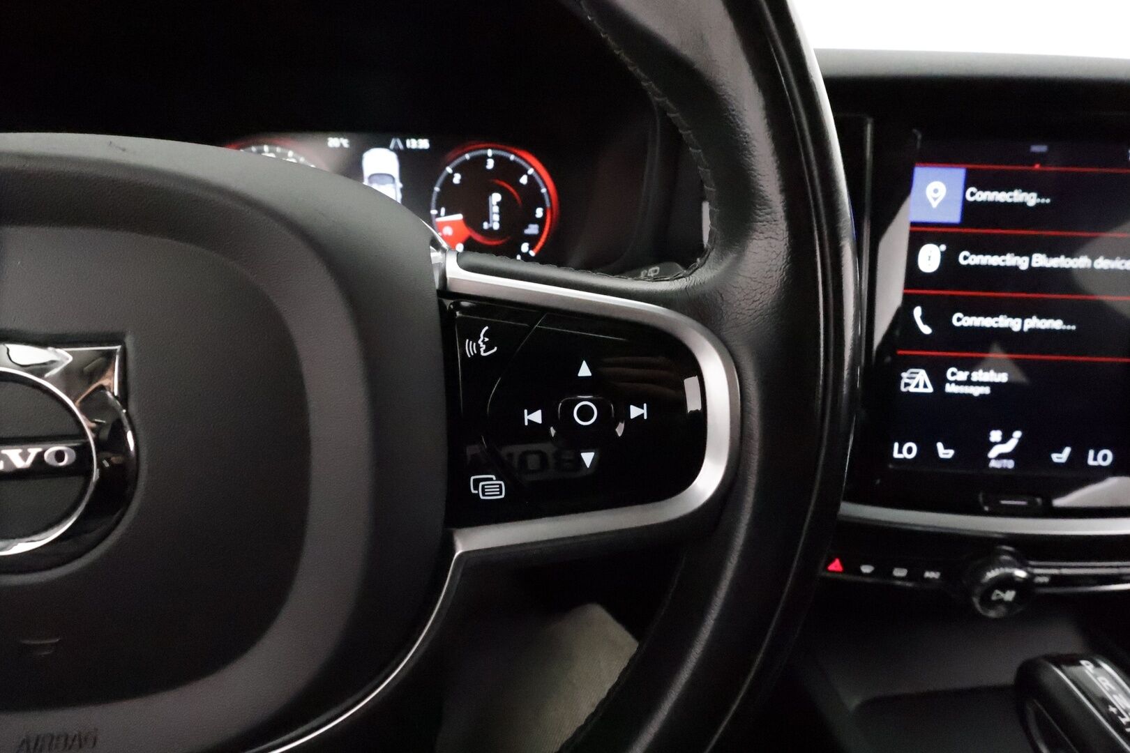 Volvo V60 2019 D3 AWD Momentum **ACC / LED / Koukku / P.tutka / Digimittaristo / Navi** - Kahdet renkaat aluvanteilla